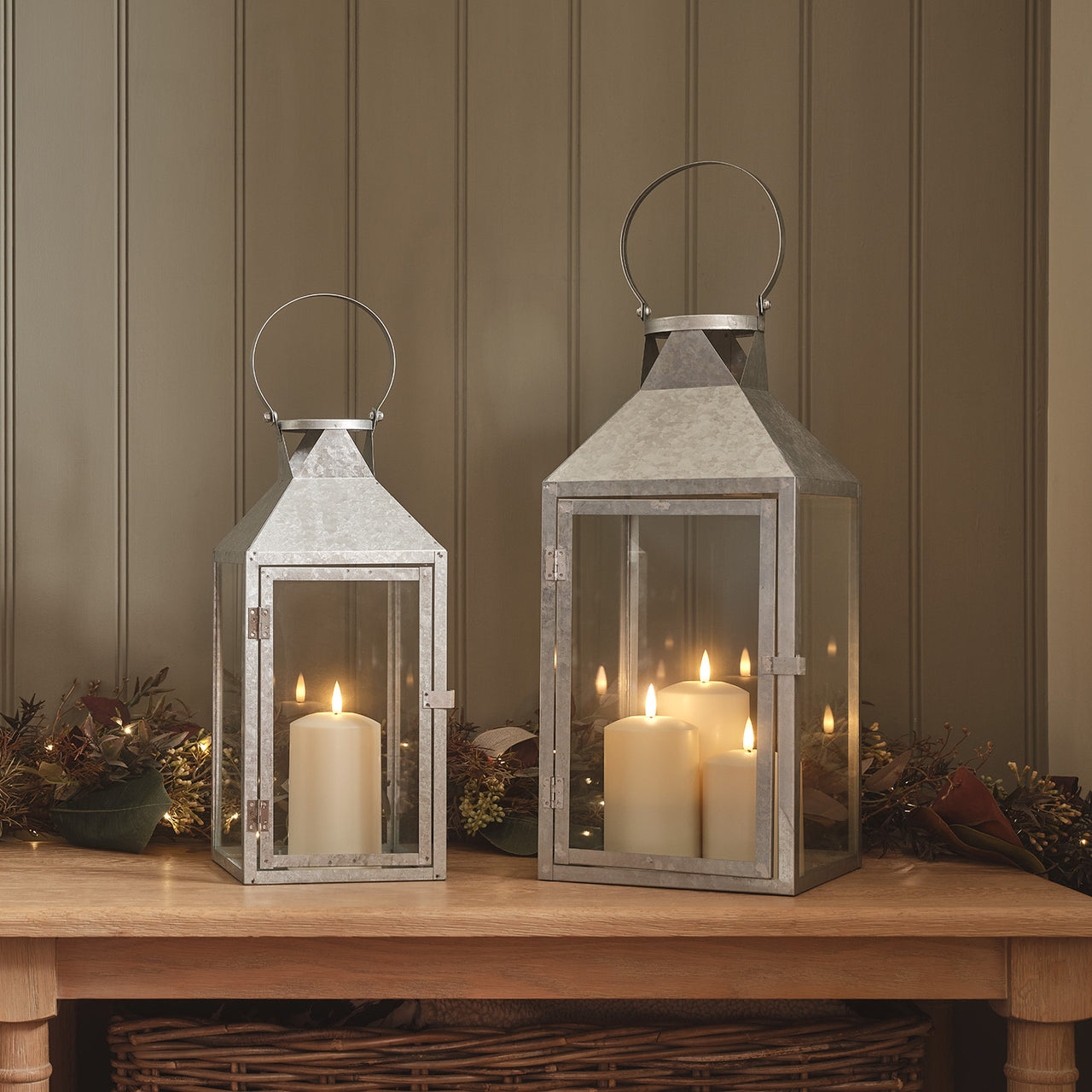Hayle Outdoor Laternen Duo aus verzinktem Stahl mit TruGlow® Outdoor Kerzen