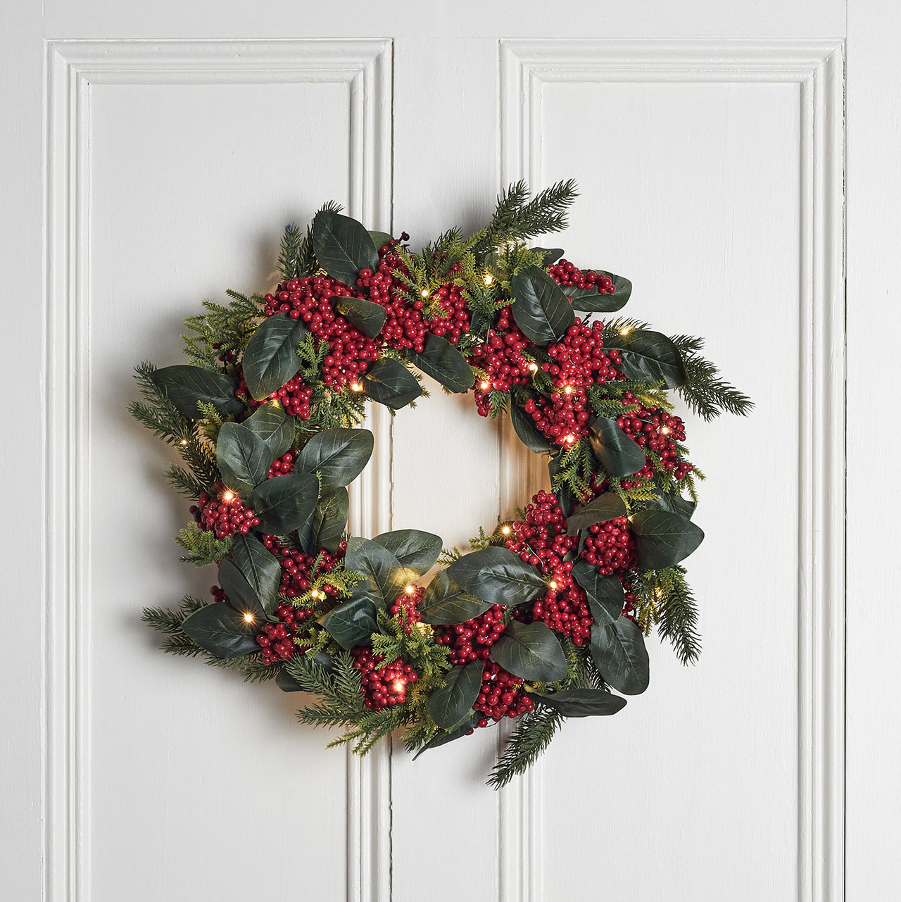 50cm roten Beeren Weihnachtskranz beleuchtet inkl. Kerzenständer & 4er Set TruGlow® LED Adventskerzen