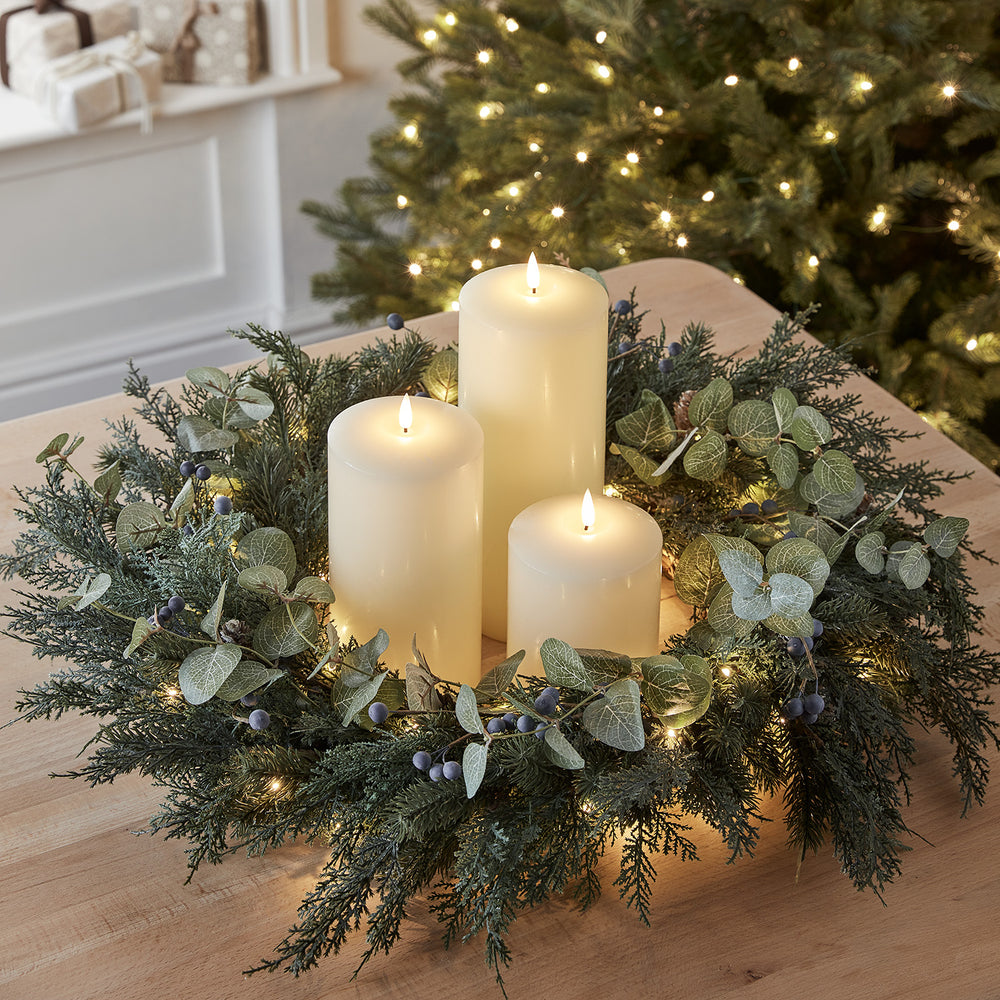 66cm Weihnachtskranz mit Beeren und Tannenzapfen beleuchtet und TruGlow® LED Kerzen