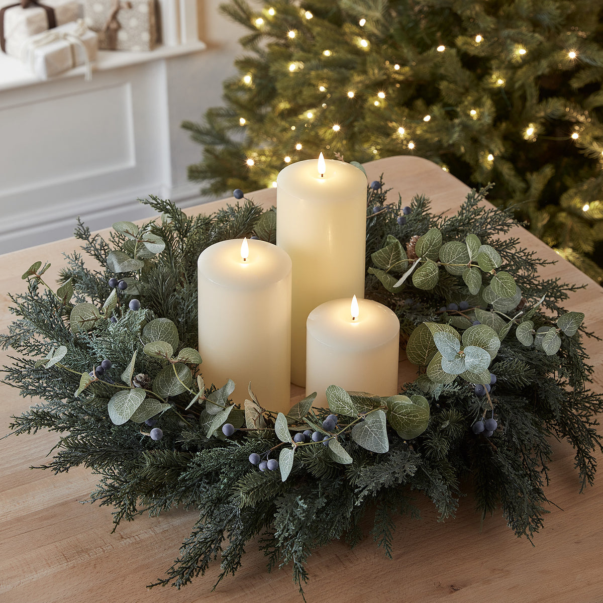 Weihnachtsdeko LED Kerzen – 3 Flammenlose Kerzen Mit Grün & Beeren, Batteriebetrieben, Höhen 10–30 Cm, Rot/silber/gold