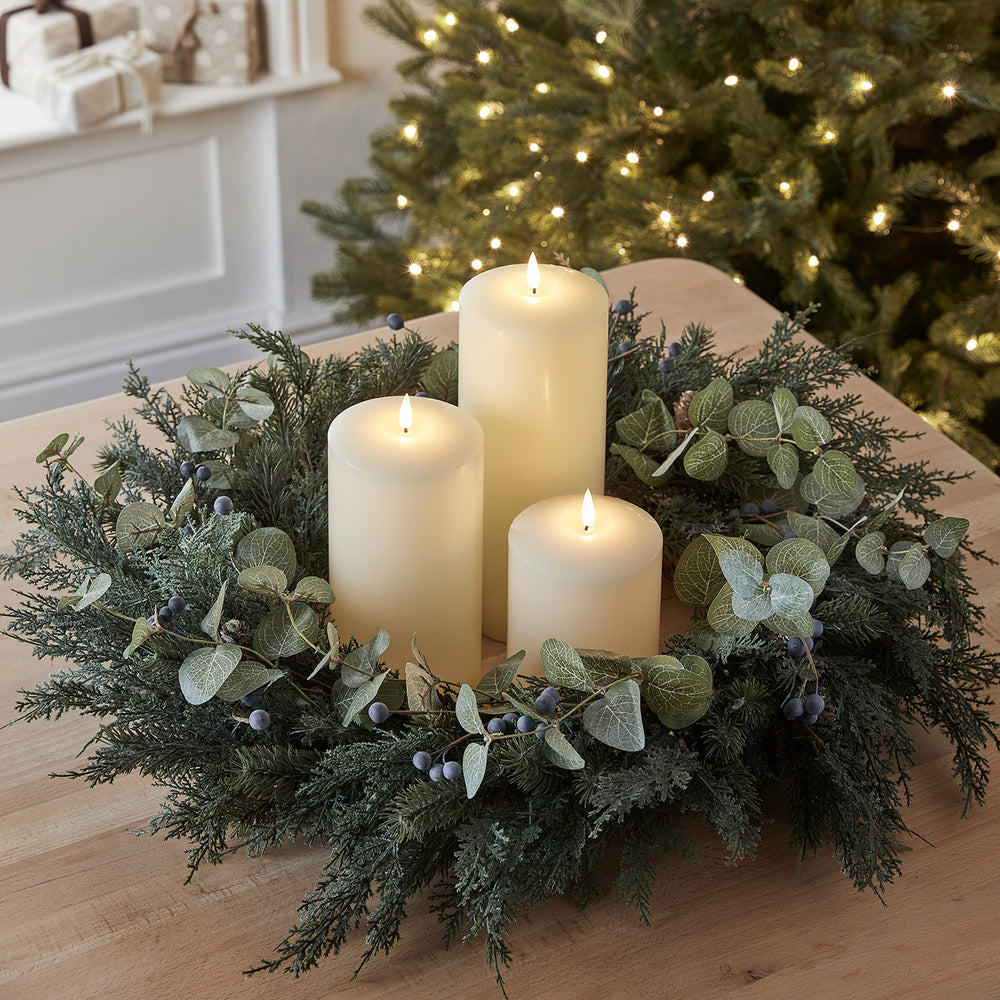 66cm Weihnachtskranz mit Beeren und Tannenzapfen beleuchtet und TruGlow® LED Kerzen
