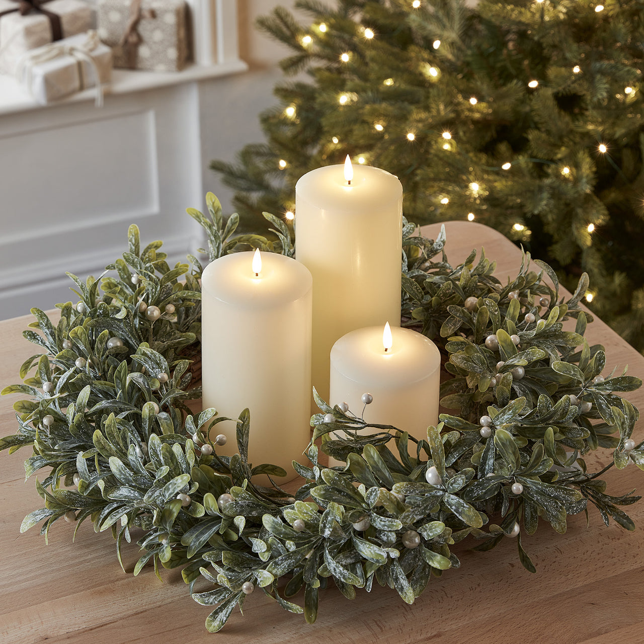 60cm LED Weihnachtskranz Mistelzweig und TruGlow® LED Kerzen Trio breit