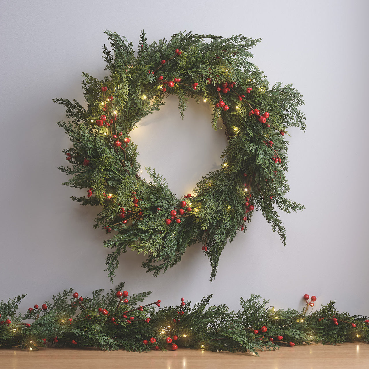 45cm Weihnachtskranz rote Beeren mit Beleuchtung
