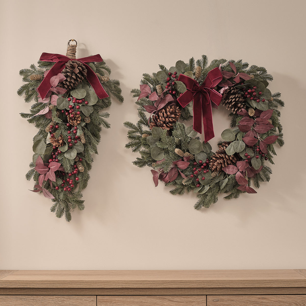 2er Set Geborgenheit und Freude aus 60 cm Weihnachtskranz und Dekozweig mit warmweißer Beleuchtung