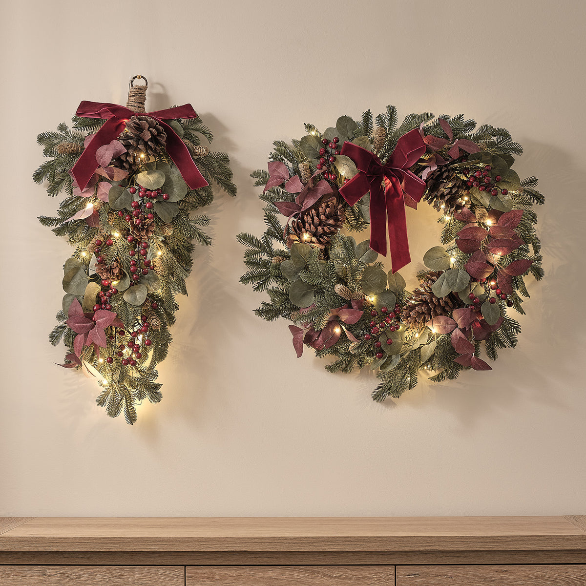 2er Set Geborgenheit und Freude aus 60 cm Weihnachtskranz und Dekozweig mit warmweißer Beleuchtung