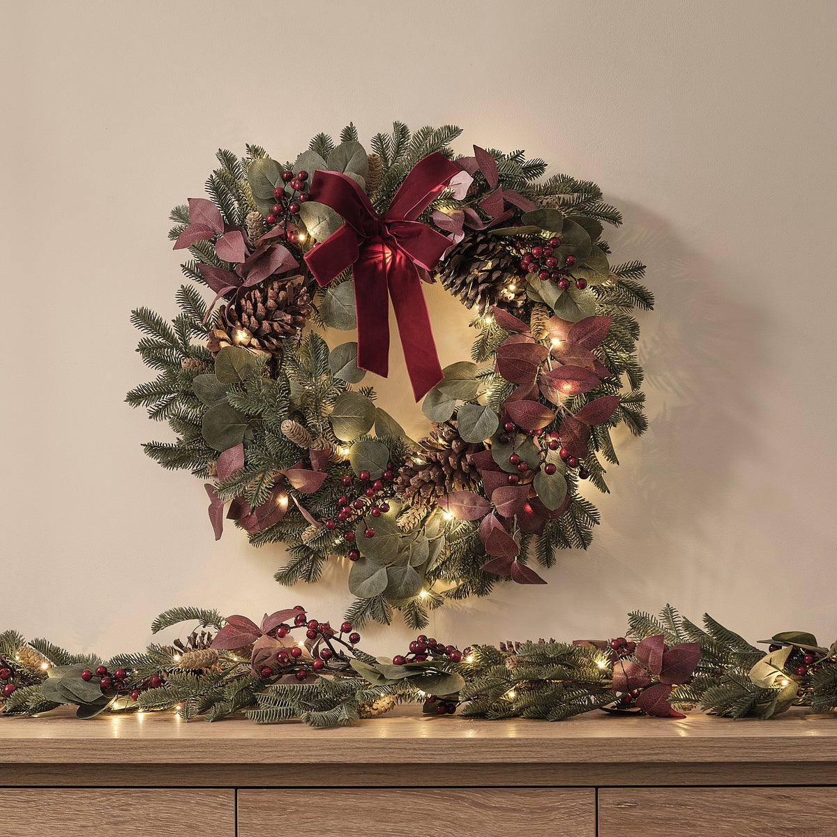 60 cm Outdoor-Weihnachtskranz und 1,5 m Girlande mit Beleuchtung und T