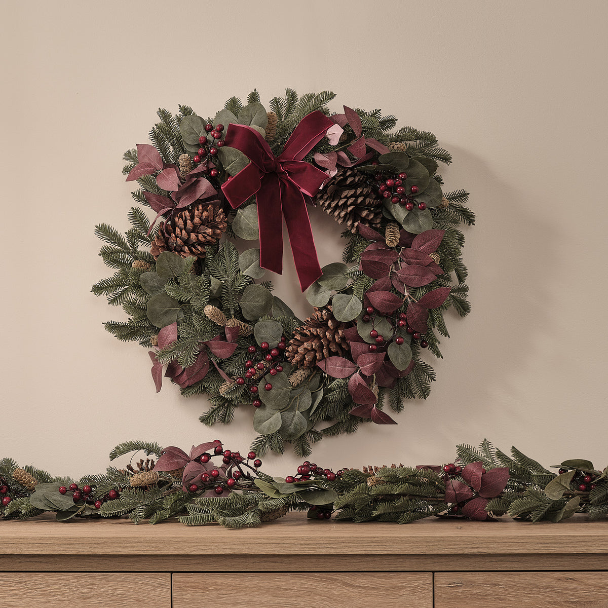 60 cm Outdoor-Weihnachtskranz und 1,5 m Girlande mit Beleuchtung und Tannenzapfen