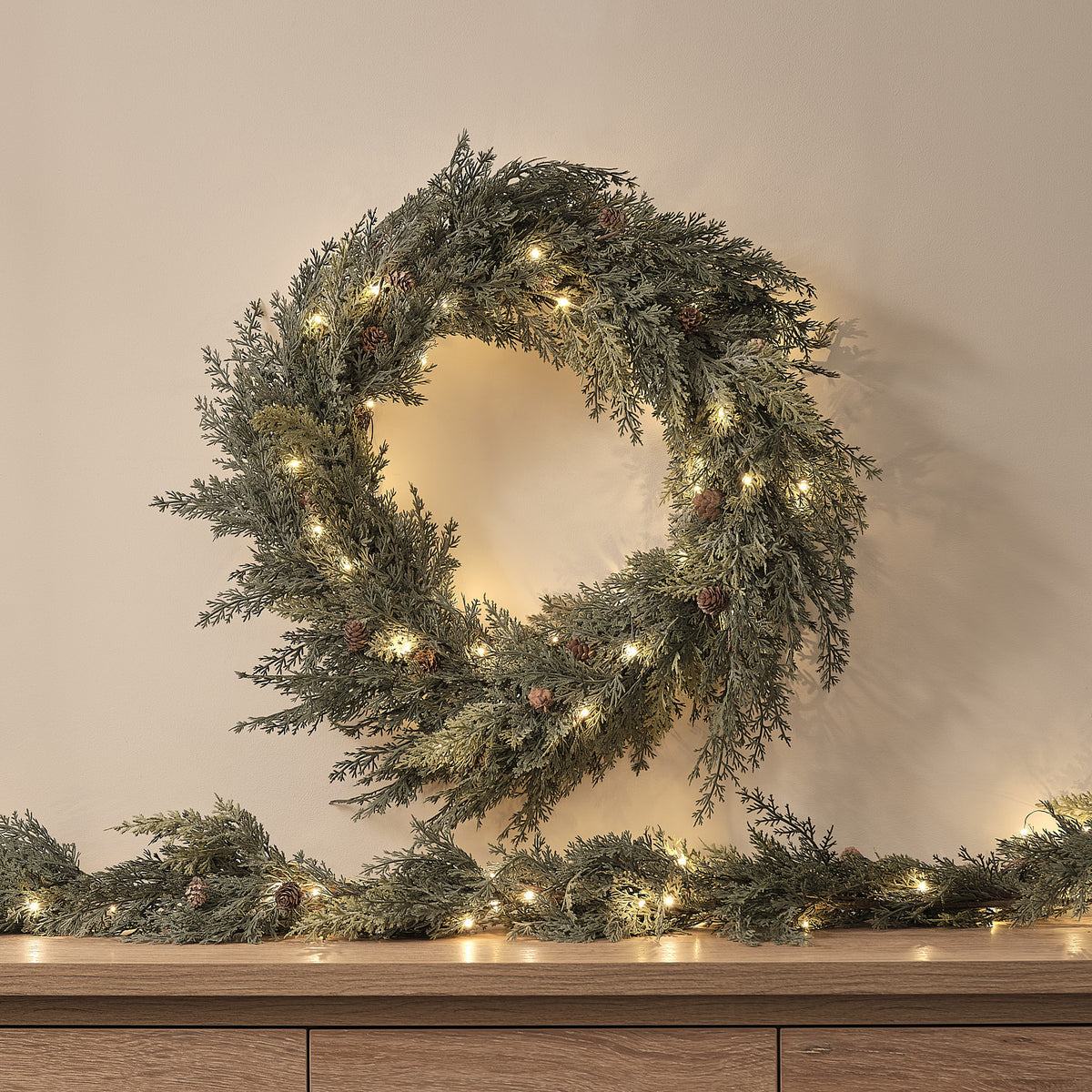 2er Set Kranz und Girlande mit Tannenzapfen und warmweißen LEDs für den Außenbereich