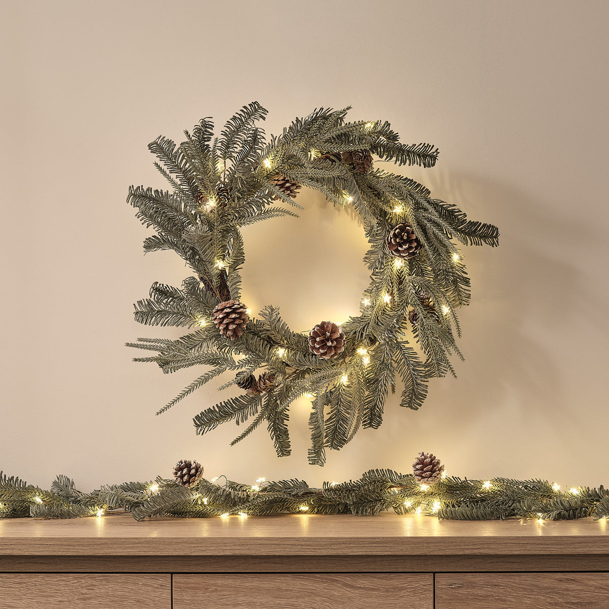 Once Upon a Star LED-Weihnachtskranz und LED-Girlande im Set