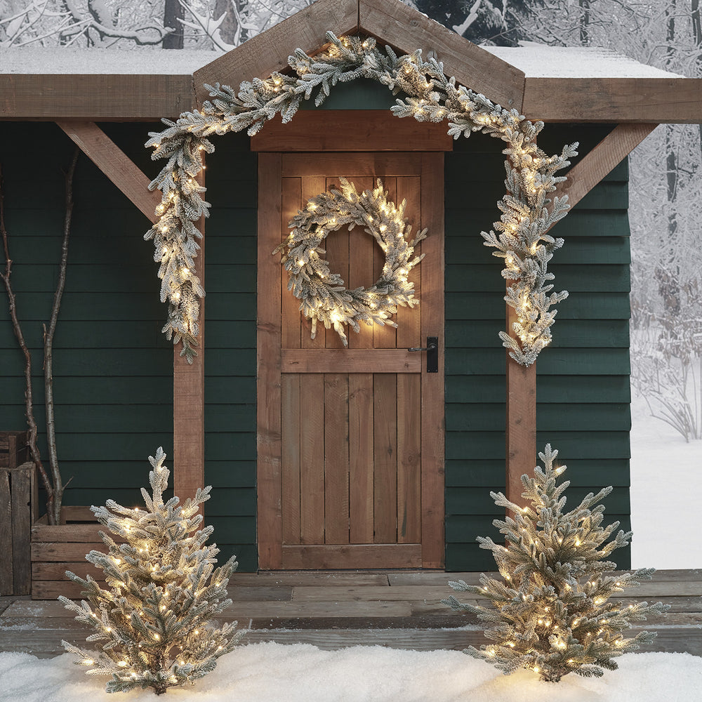 Outdoor Weihnachtsdeko-Set verschneiter Kranz, Girlande und Weihnachtsbaum Stableuchten