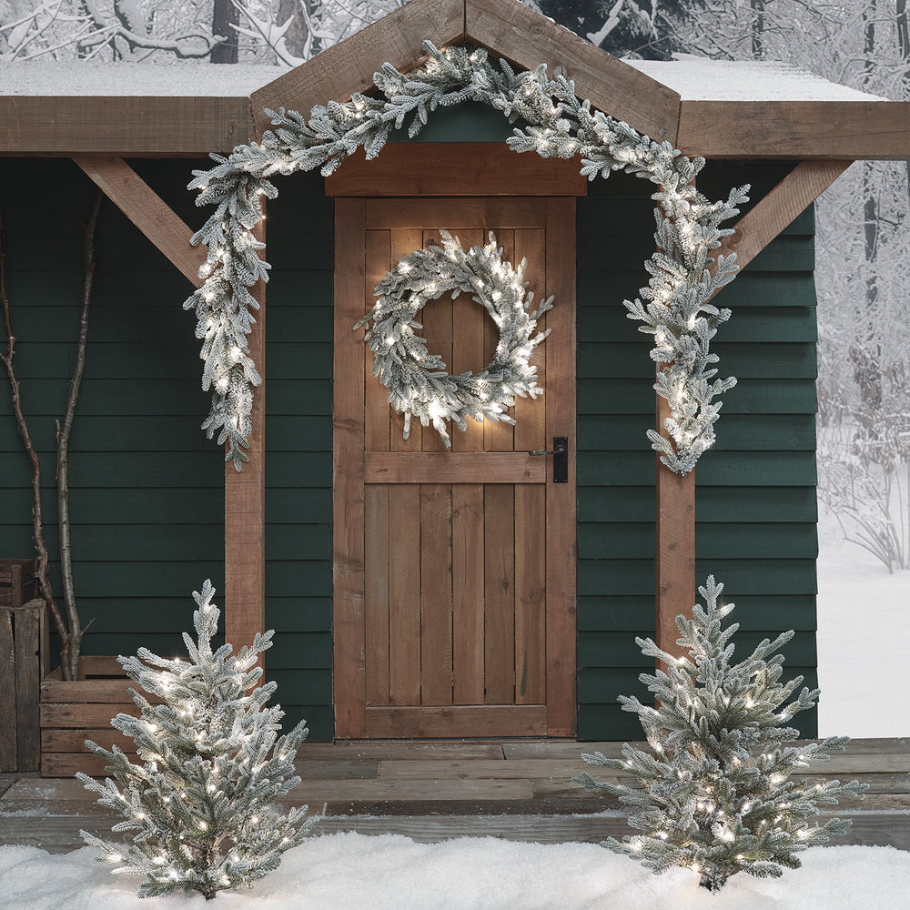 Outdoor Weihnachtsdeko-Set verschneiter Kranz, Girlande und Weihnachtsbaum Stableuchten