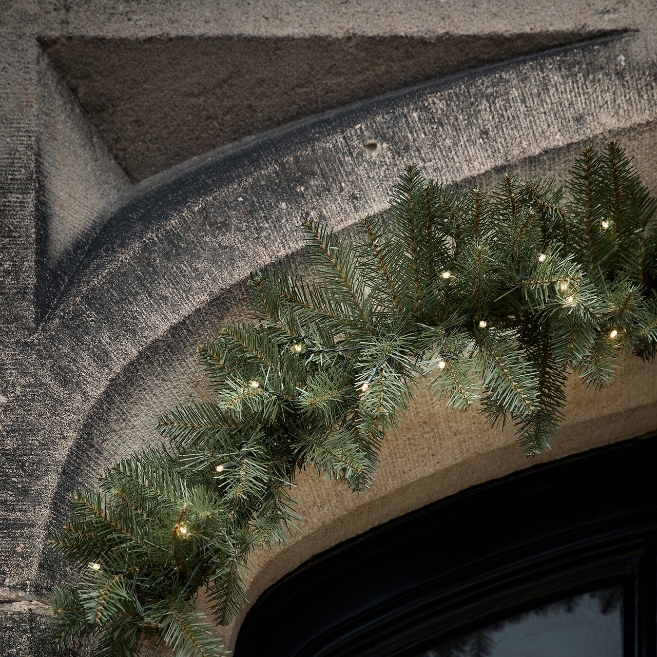 Weihnachtskranz und Weihnachtsgirlande Tannenzweige mit Beleuchtung