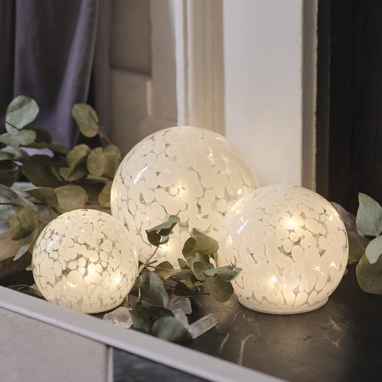 12,5cm LED-Glaskugel mit Timer in Konfetti-Glas im Set beleuchtet dekoriert
