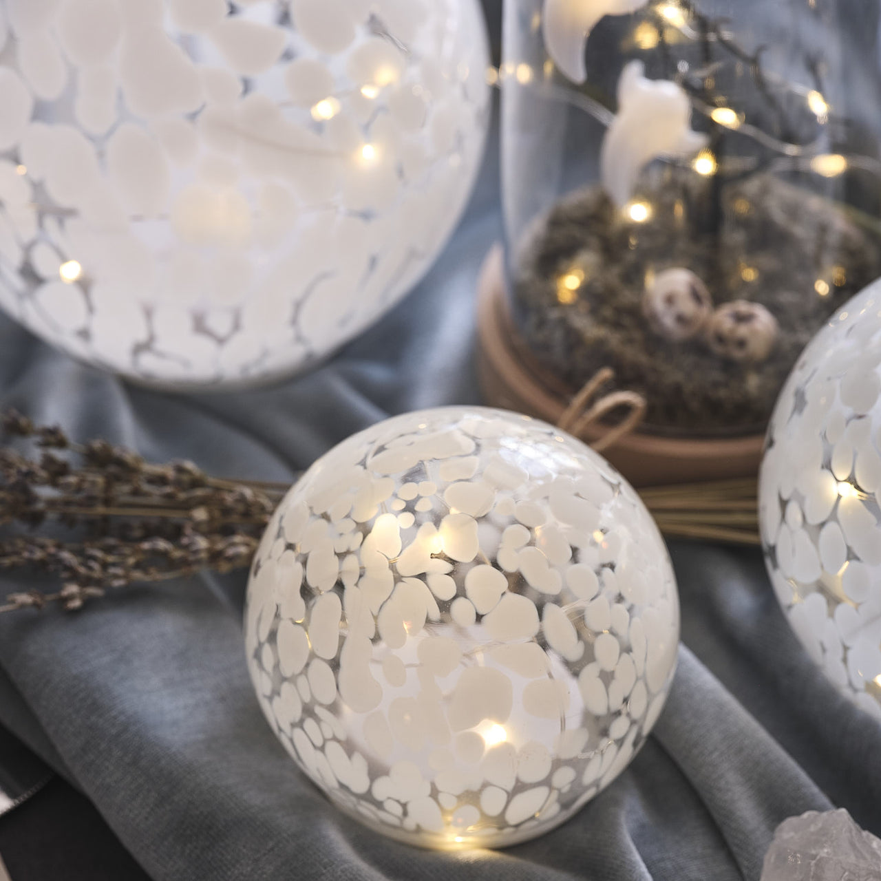 10 cm LED-Glaskugel aus Konfettiglas mit Timer