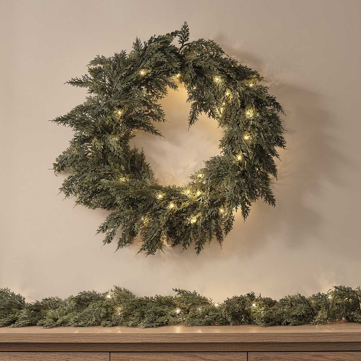 Set aus beleuchtetem 60 cm Weihnachtskranz mit Tannenzapfen und 180 cm Girlande
