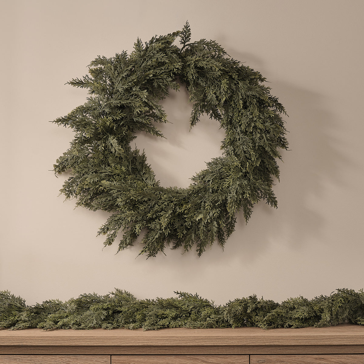Set aus beleuchtetem 60 cm Weihnachtskranz mit Tannenzapfen und 180 cm Girlande