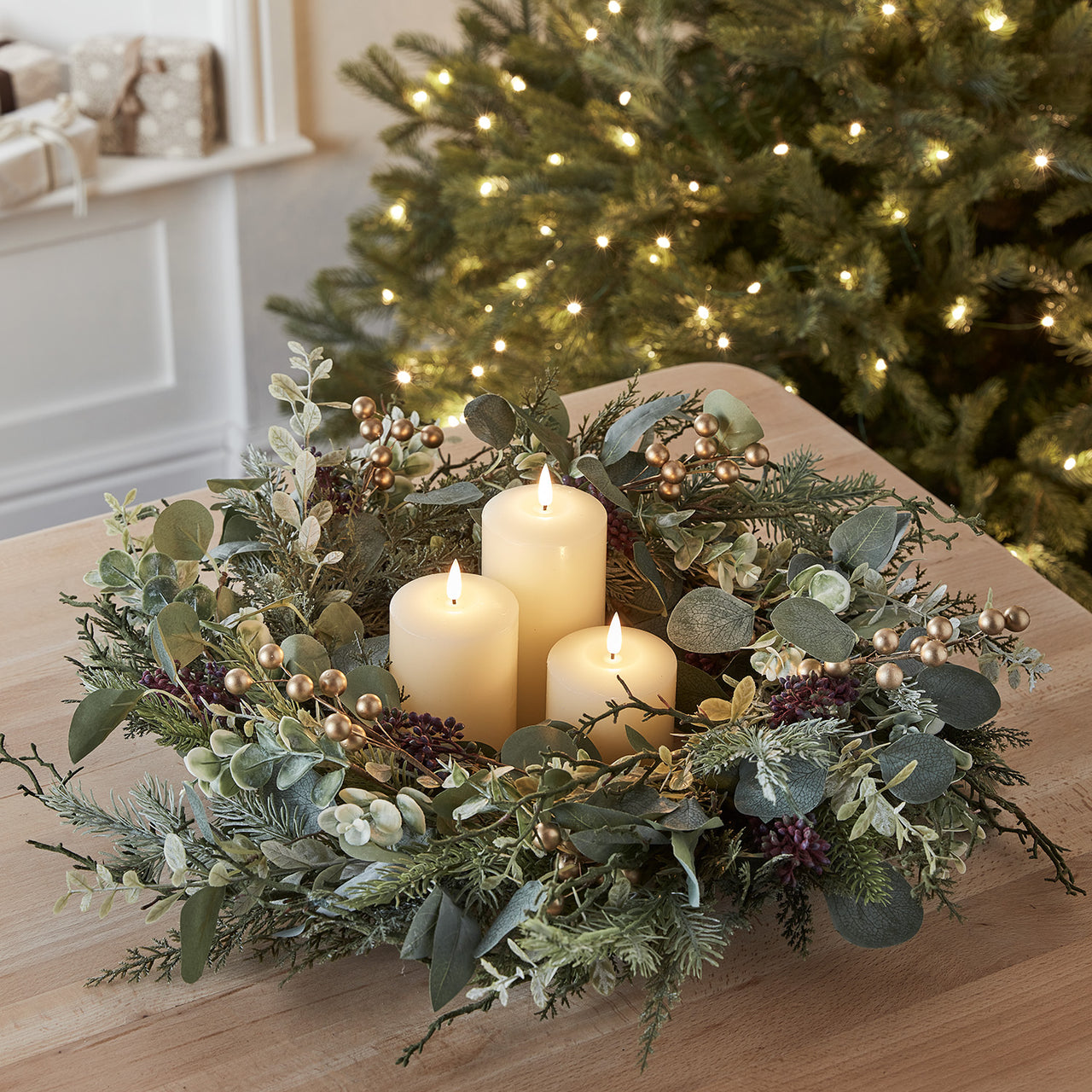 45cm Weihnachtskranz Eukalyptus, Beeren und Tannenzapfen und TruGlow® LED Kerzen