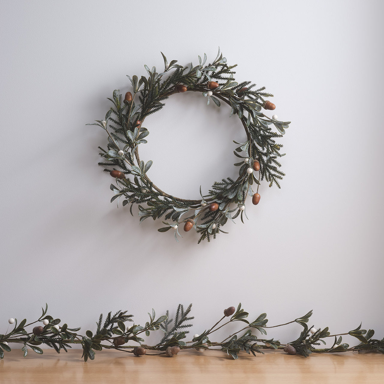 40cm Weihnachtskranz Eicheln und weiße Beeren