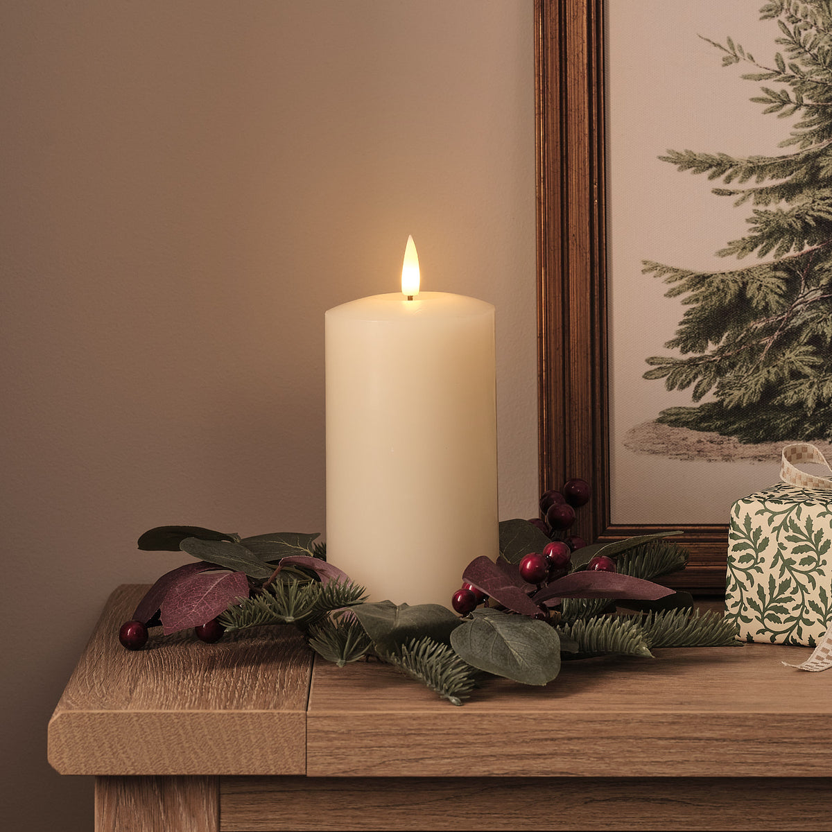 Kerzenring Weihnachtsfreude mit roten Beeren und 15 cm TruGlow® LED-Stumpenkerze