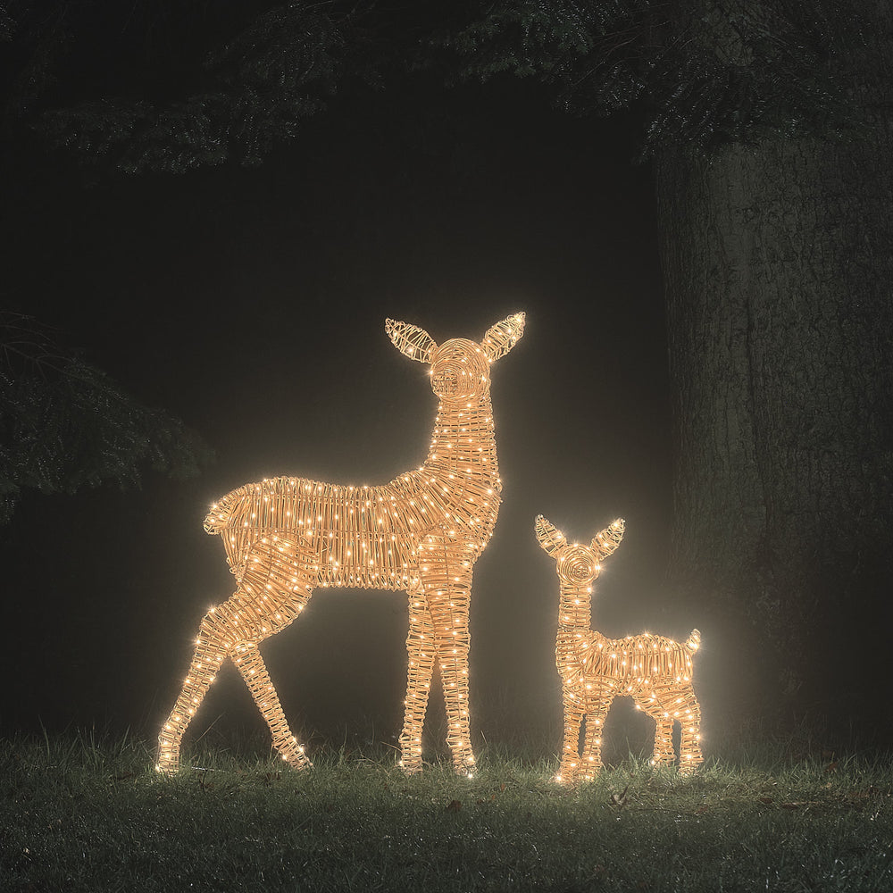 LED-Rentiere Hirschkuh und Rehkitz in Rattan-Optik leuchtend in Warmweiß im Garten bei Nacht