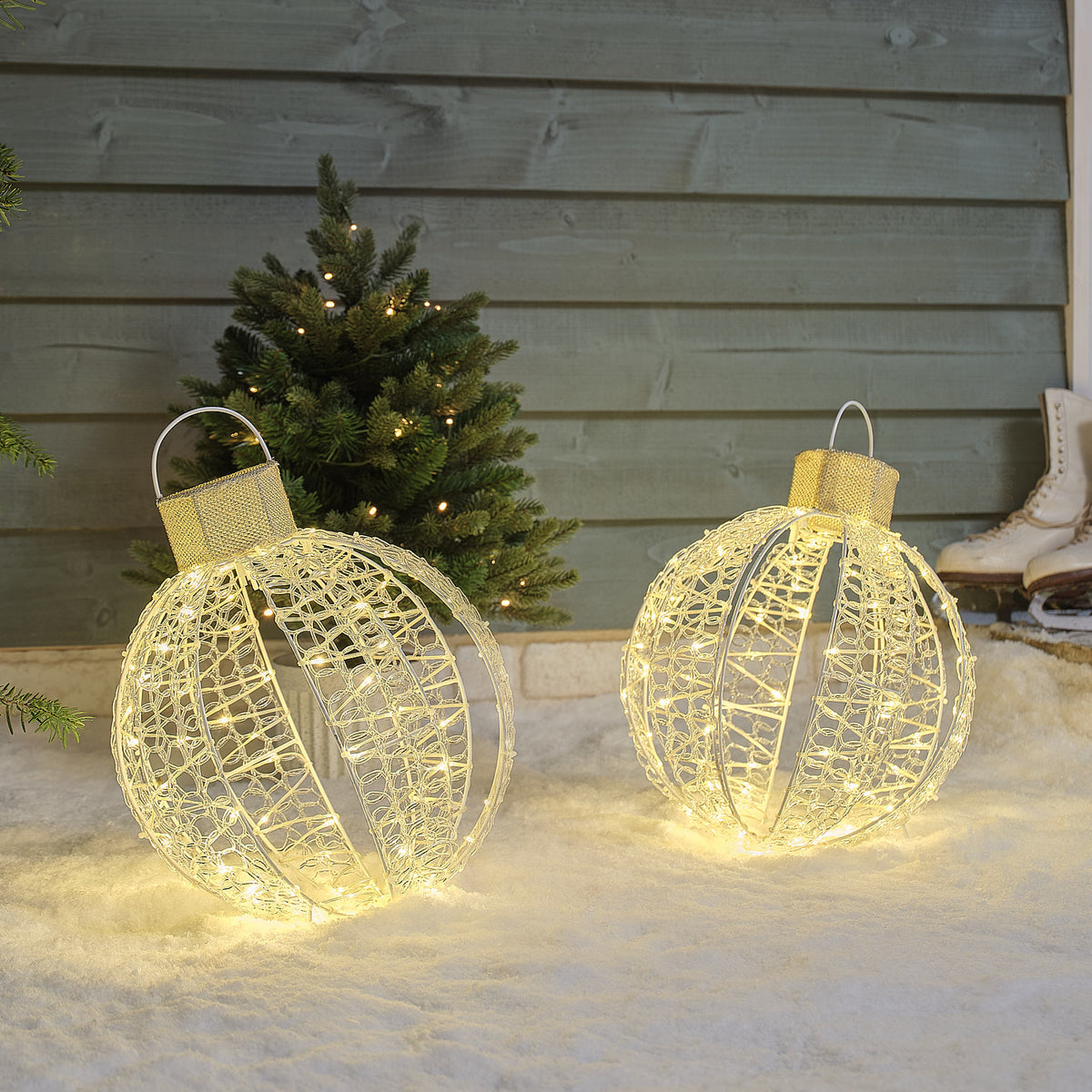 2er Set warmweiße LED-Weihnachtskugeln für außen mit Timer-Funktion