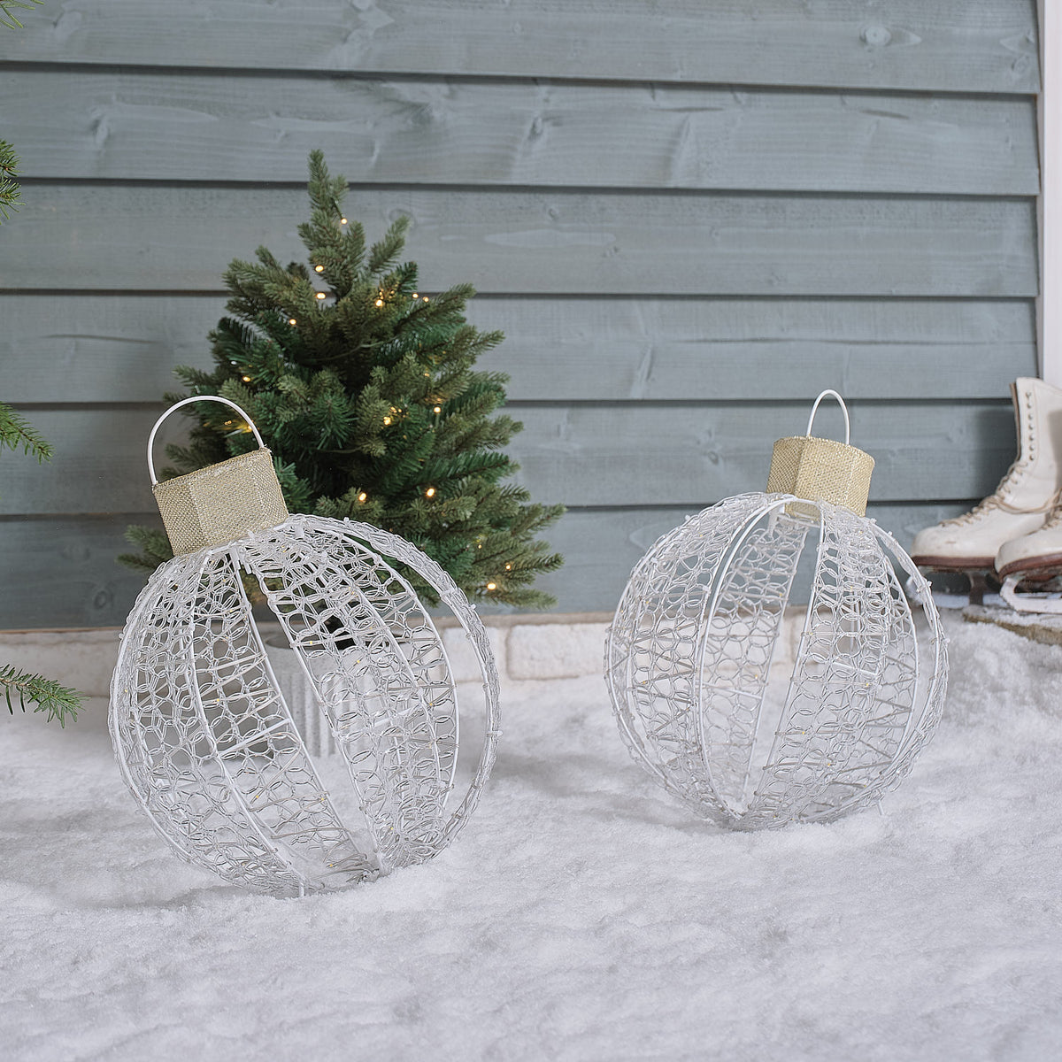 2er Set warmweiße LED-Weihnachtskugeln für außen mit Timer-Funktion