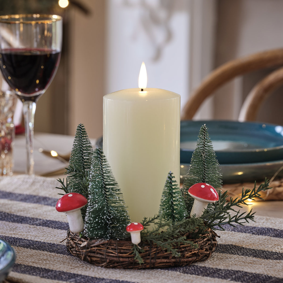Winterlicher Rattan-Kerzenhalter mit Pilzdeko & TruGlow® LED-Kerze