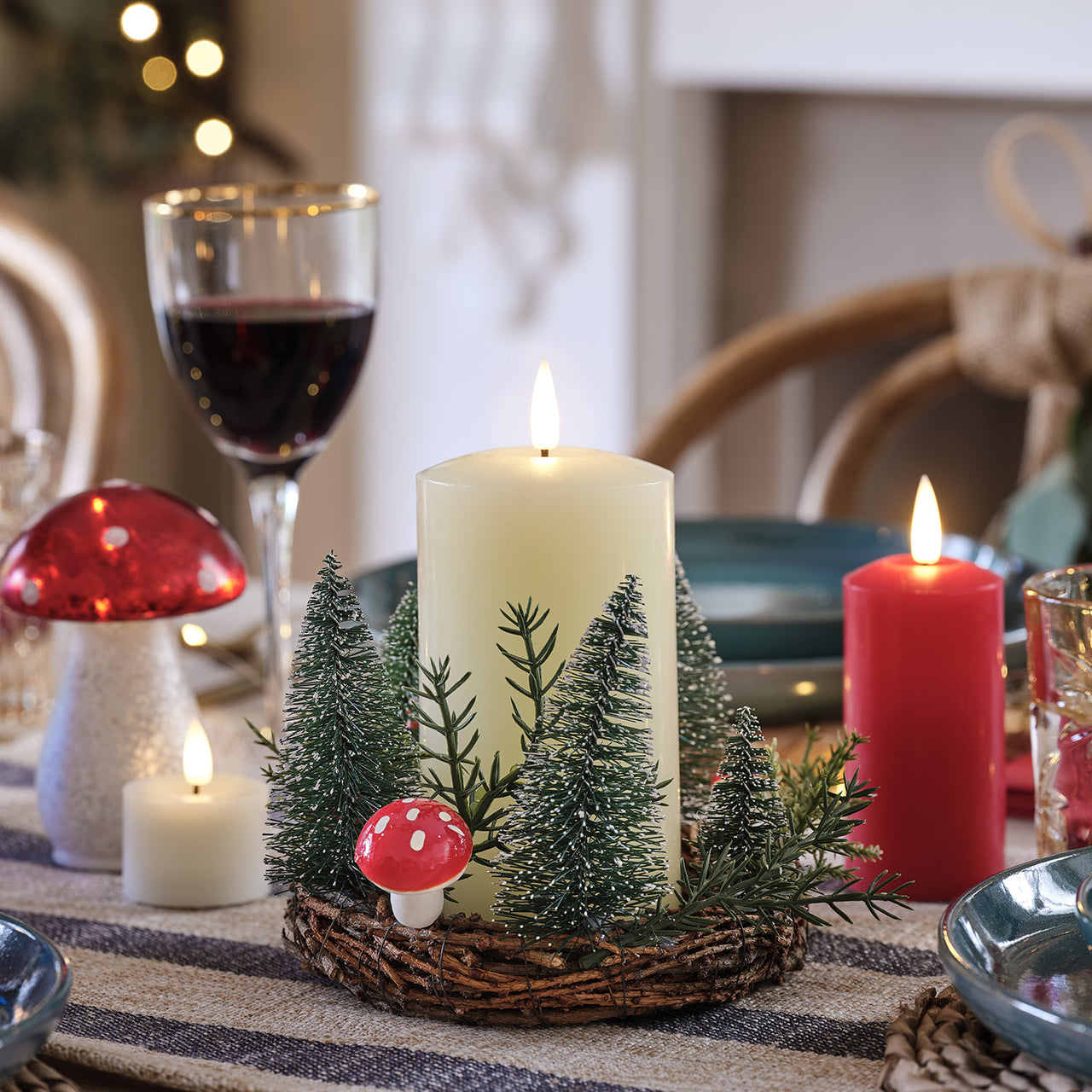 Winterlicher Rattan-Kerzenhalter mit Pilzdeko & TruGlow® LED-Kerze