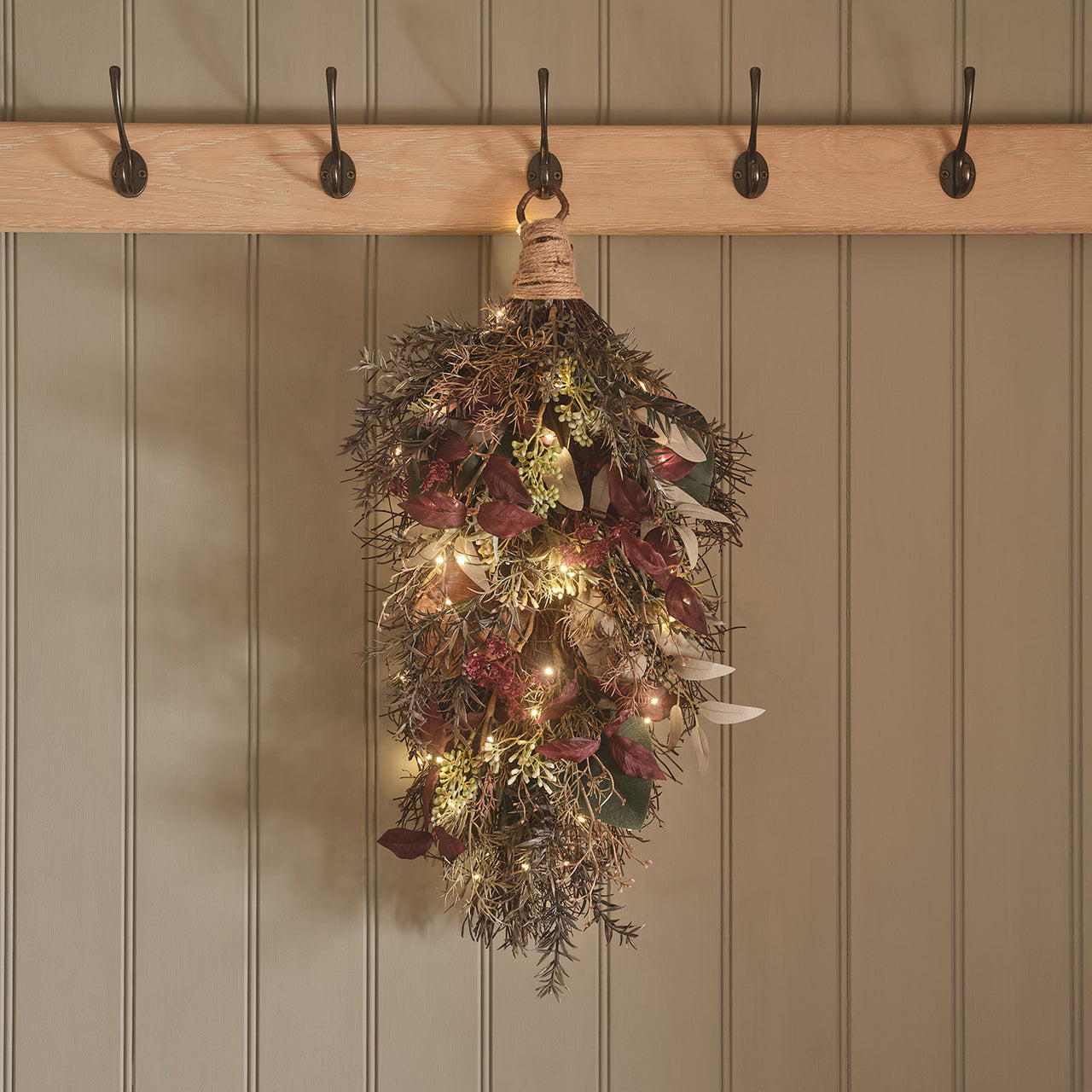 Herbst- und Winterzweig mit Beleuchtung
