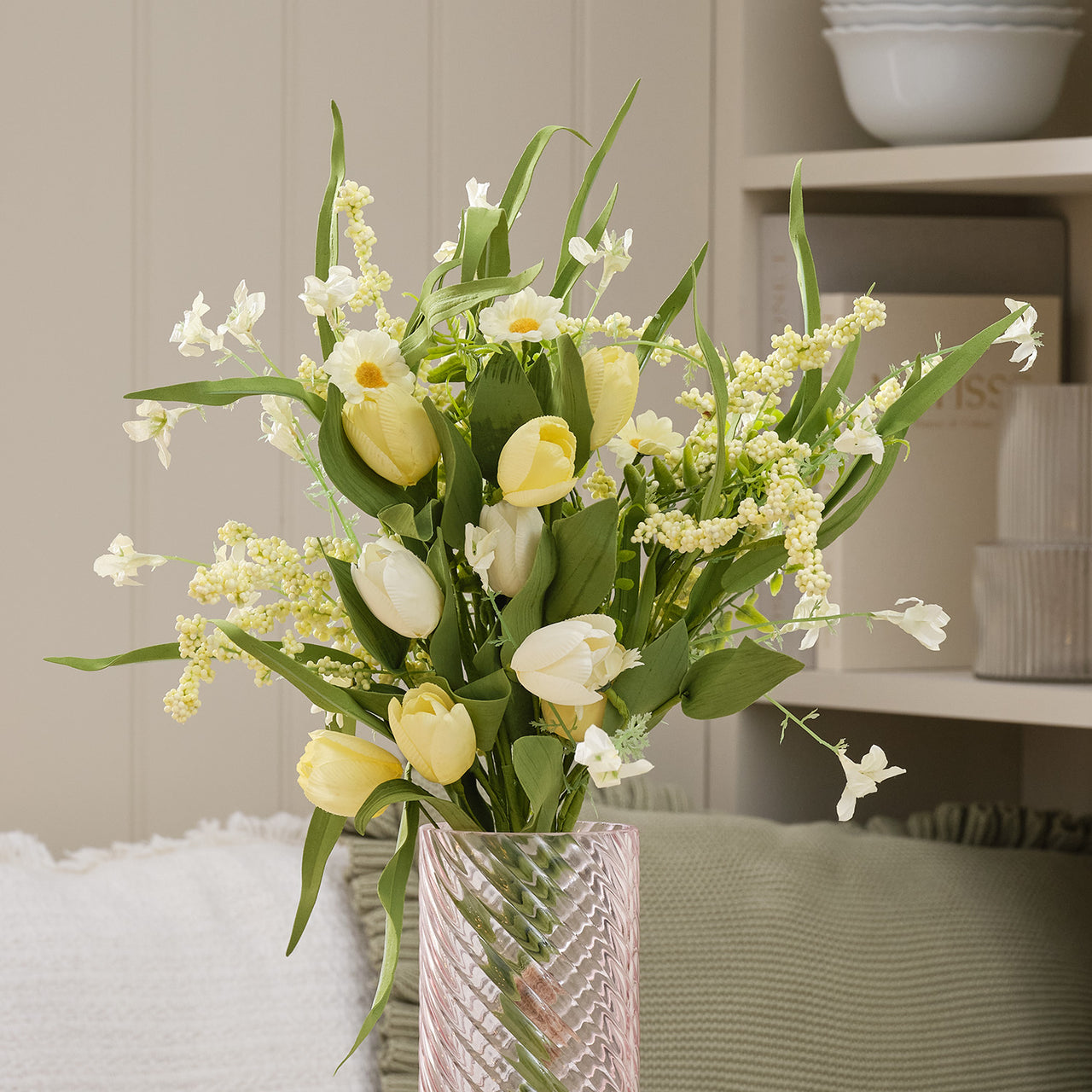 Künstlicher Tulpenstrauß mit Vase im Set in Buttergelb & Blush Pink