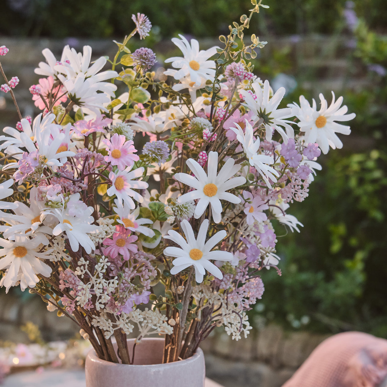 Künstlicher Frühlingsstrauß „Daisy Dreams“ mit pastellfarbenen Gänseblümchen 60cm