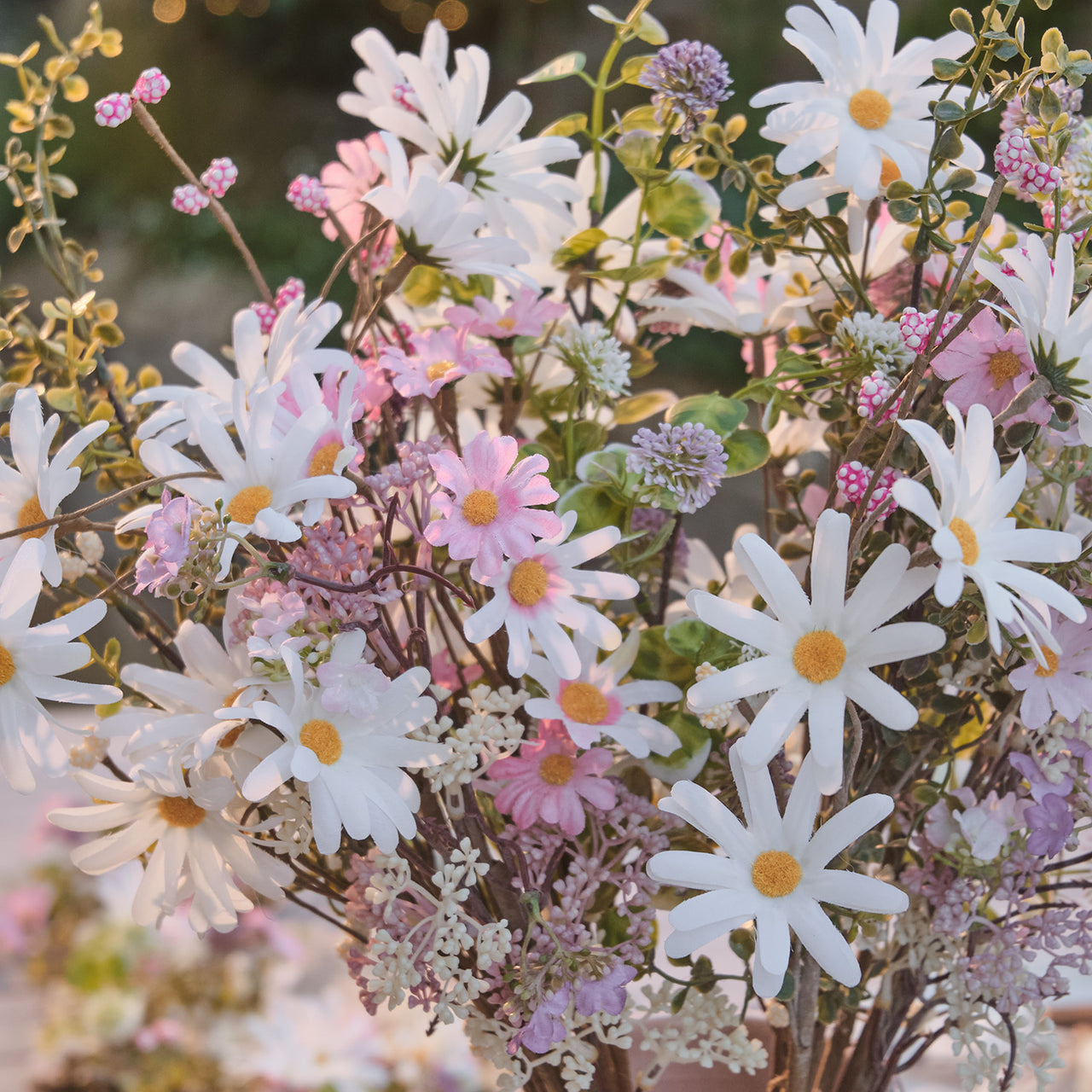 Künstlicher Frühlingsstrauß „Daisy Dreams“ mit pastellfarbenen Gänseblümchen 60cm