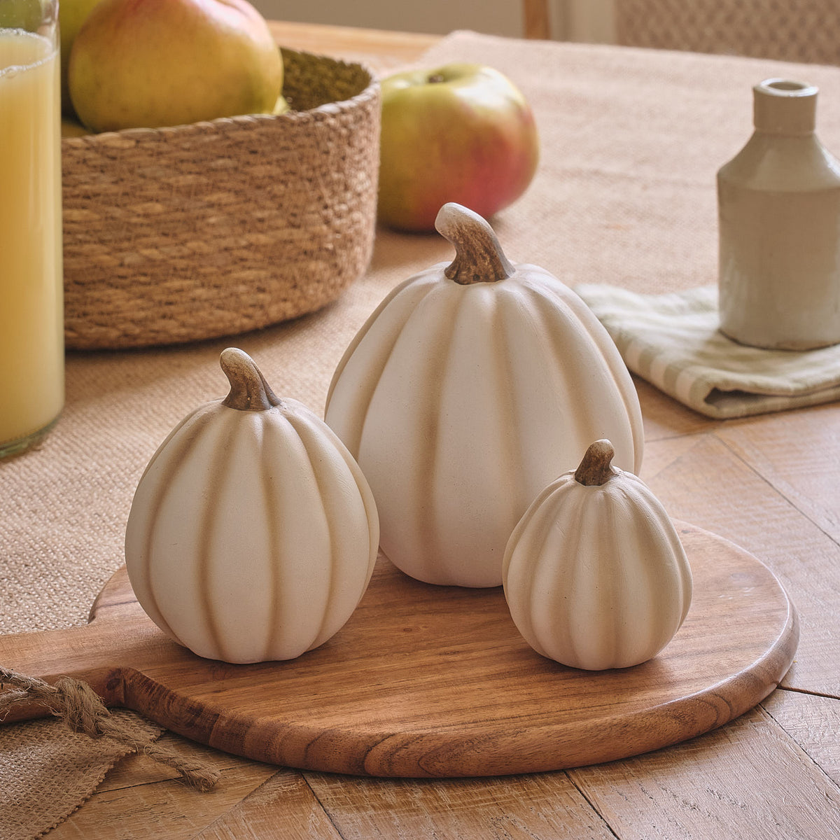 3 weiße Porzellan-Kürbisse als Herbstdeko-Set