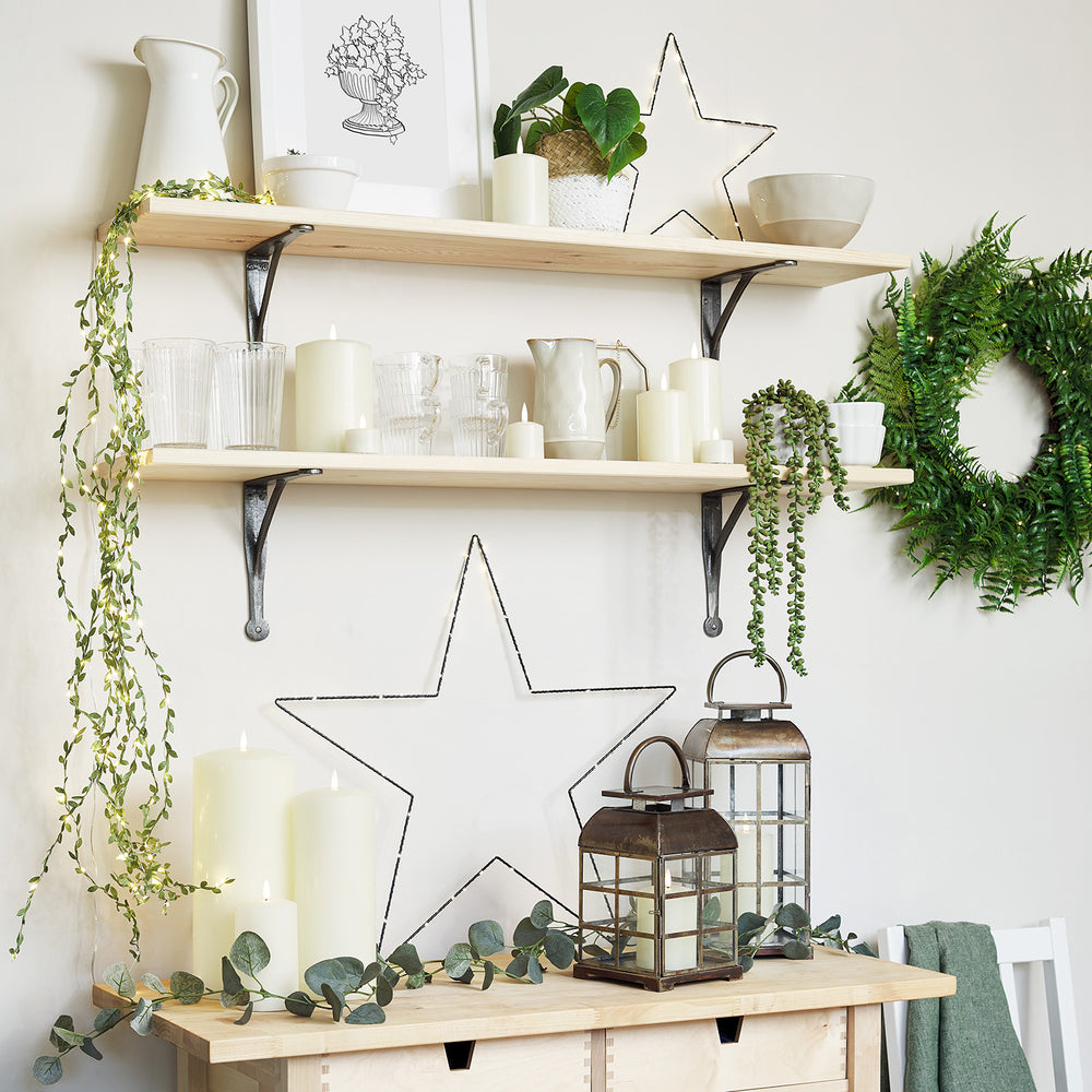 Große messingfarbene Laterne mit Glasfenstern