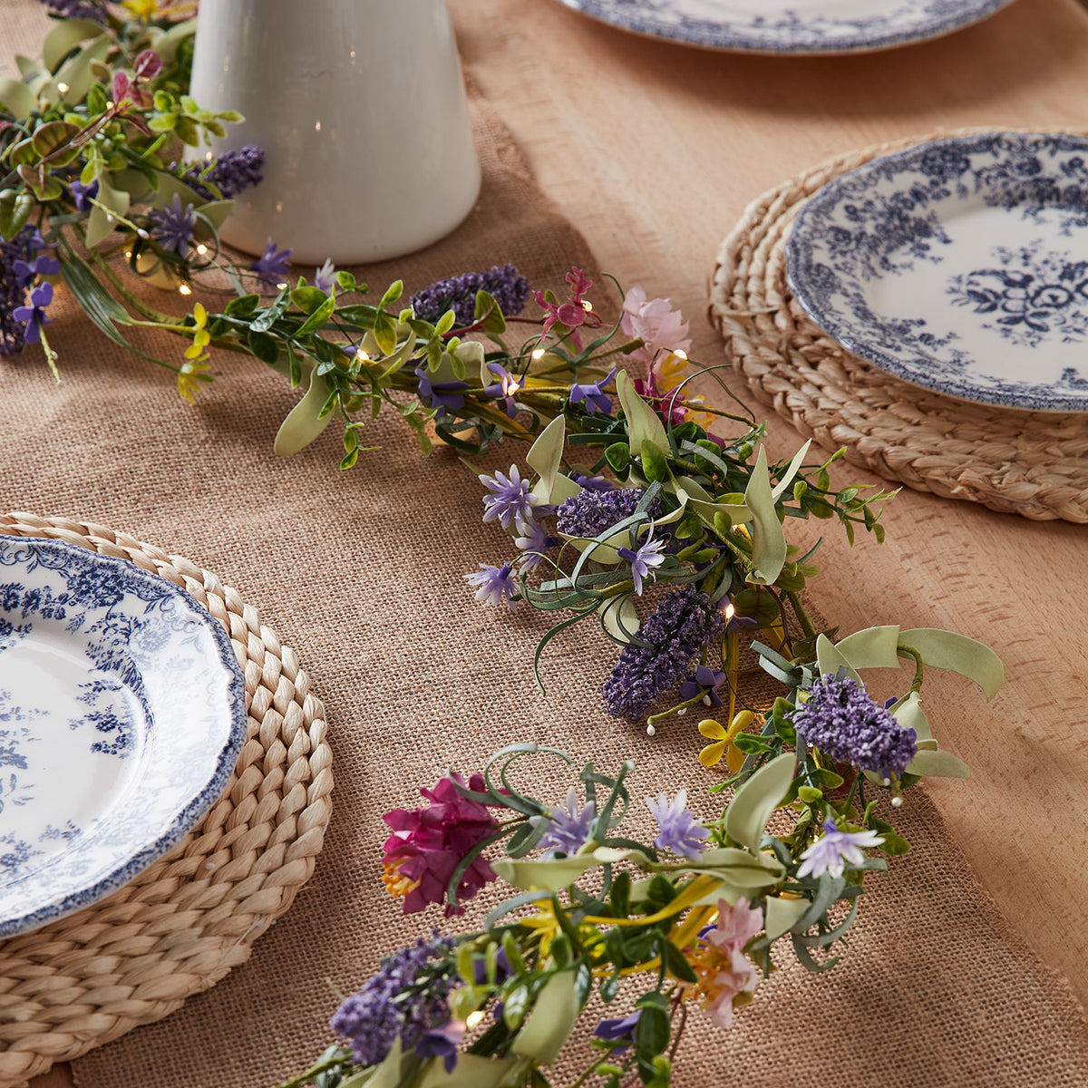 Frühlingsgirlande Lavendel und Blumen mit Beleuchtung