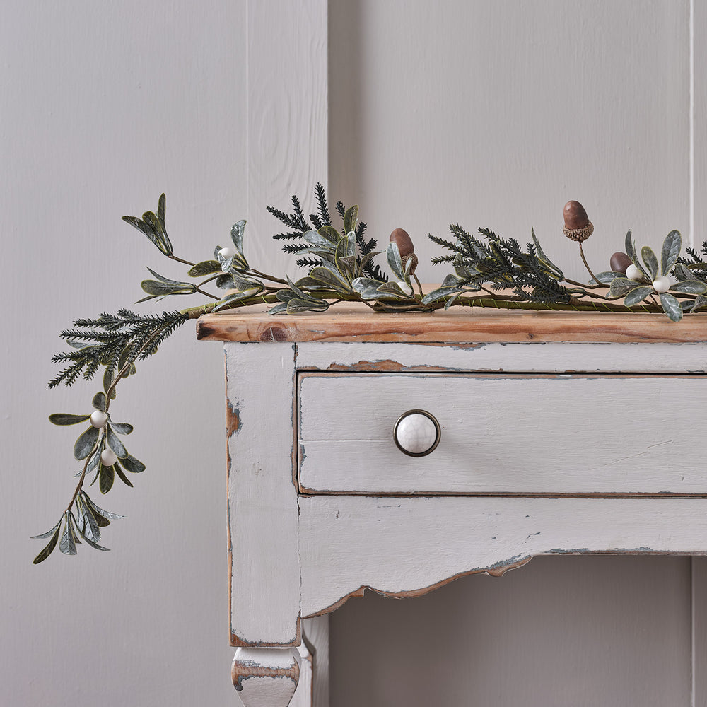 1,5m Weihnachtsgirlande Eicheln und weiße Beeren