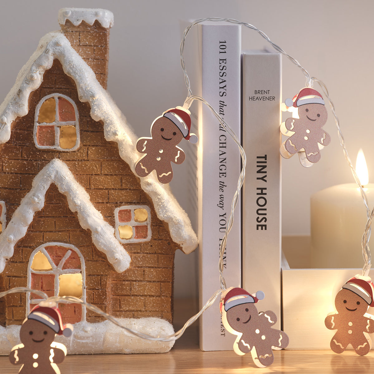 Leuchtende Häuschen & Lichterkette mit Lebkuchenmännchen