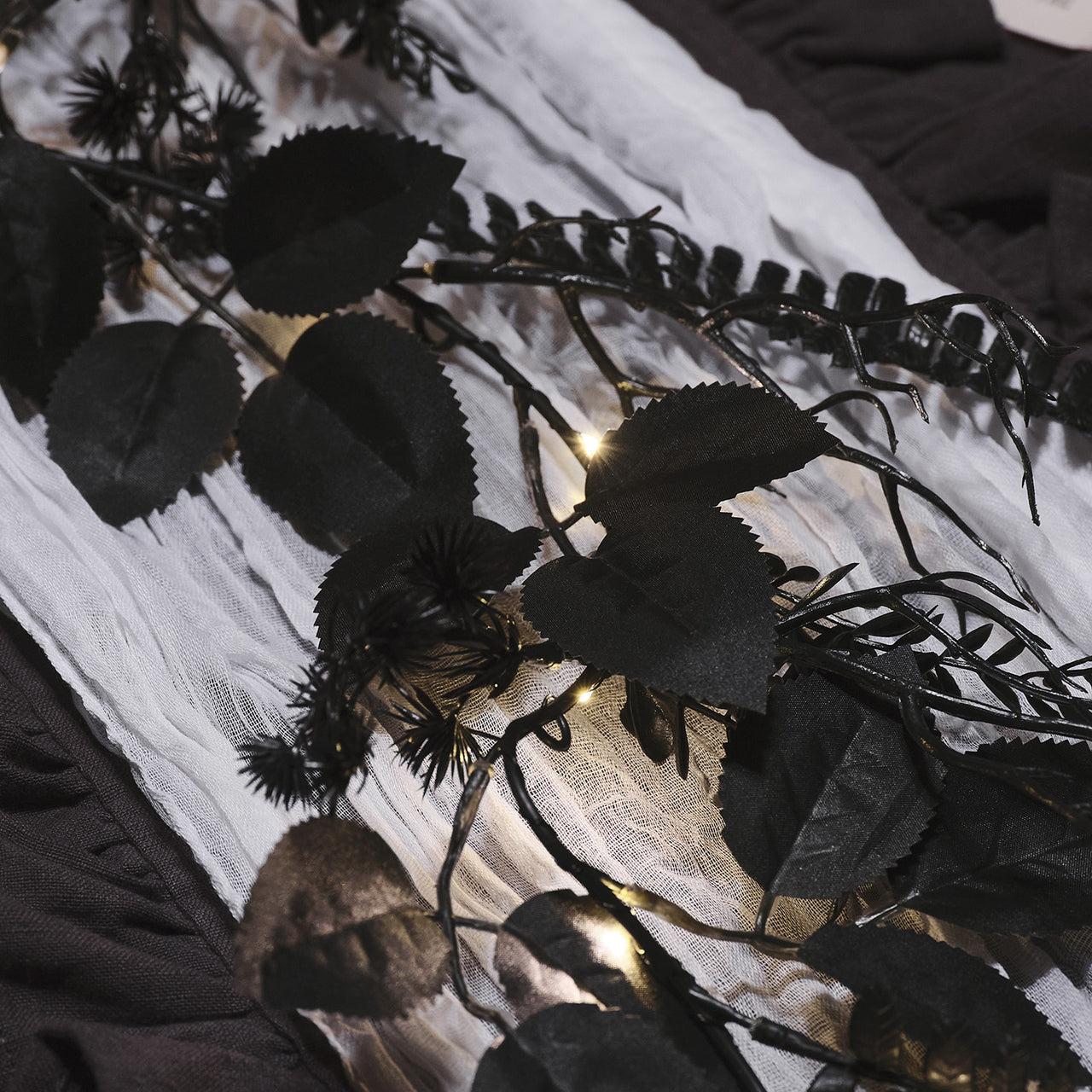 1,8m Halloweengirlande schwarzes Laub mit Beleuchtung