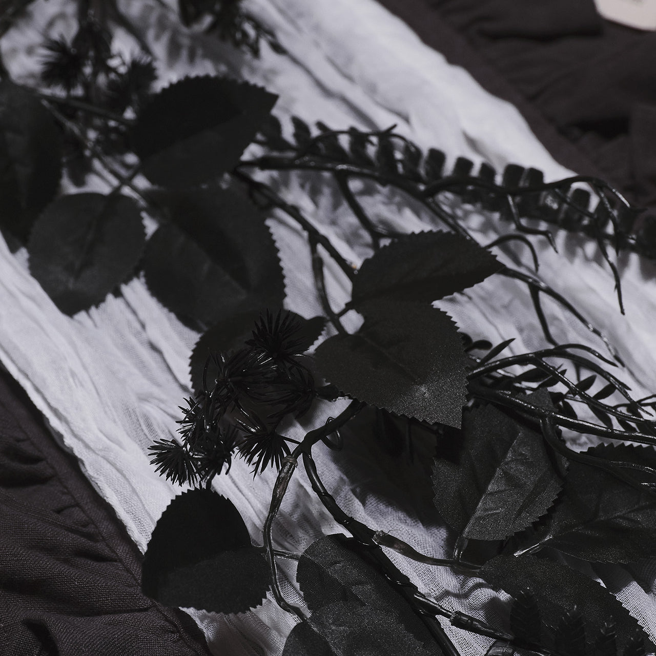 1,8m Halloweengirlande schwarzes Laub mit Beleuchtung