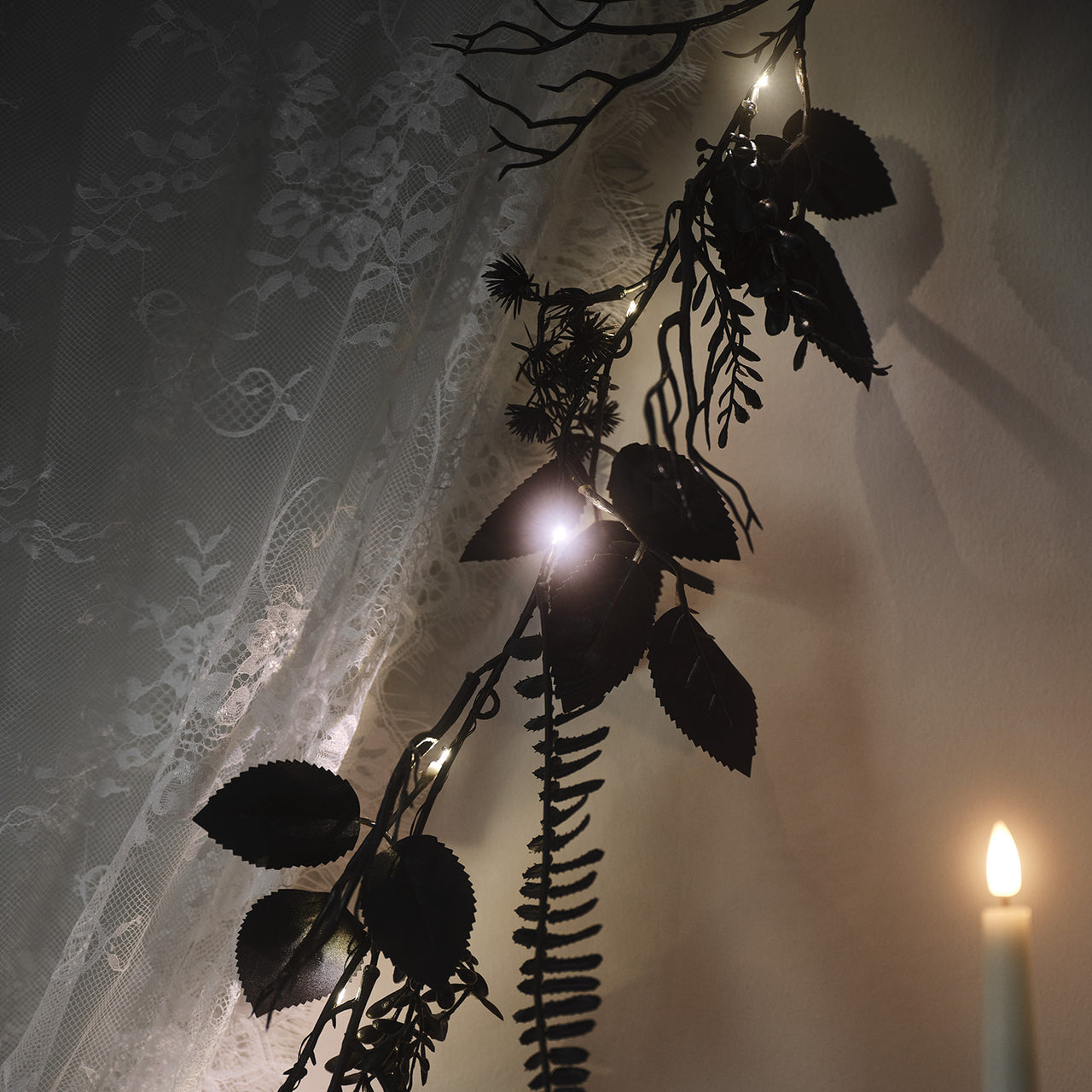 1,8m Halloweengirlande schwarzes Laub mit Beleuchtung