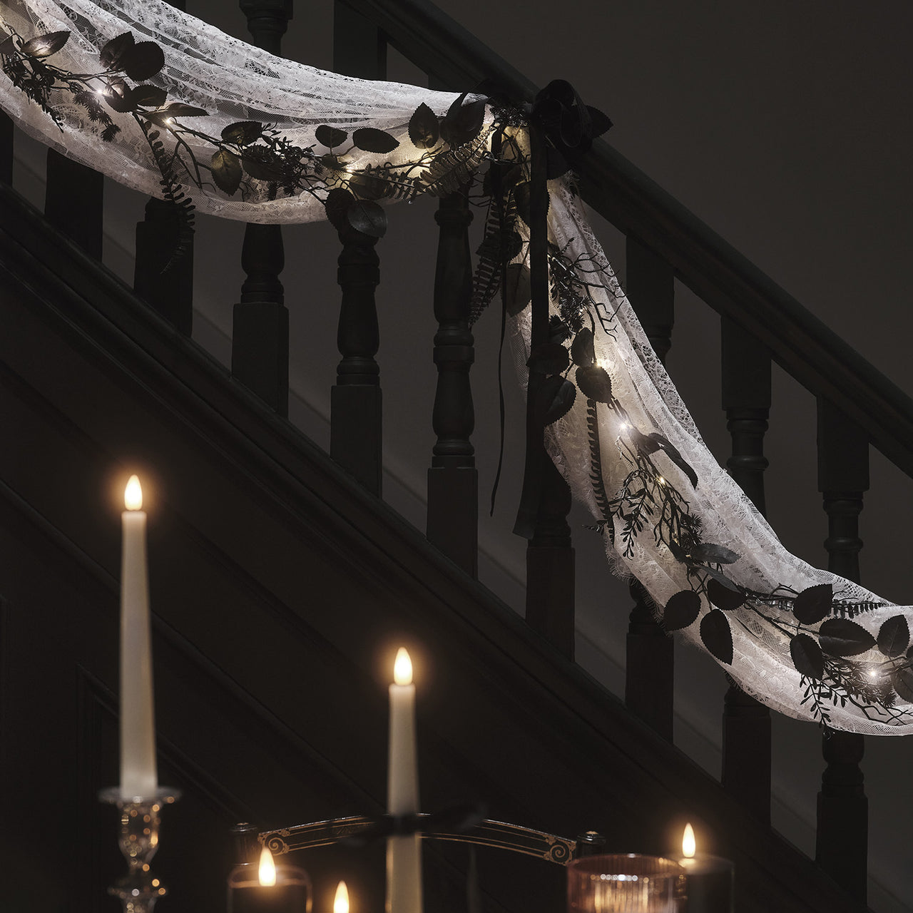 1,8m Halloweengirlande schwarzes Laub mit Beleuchtung