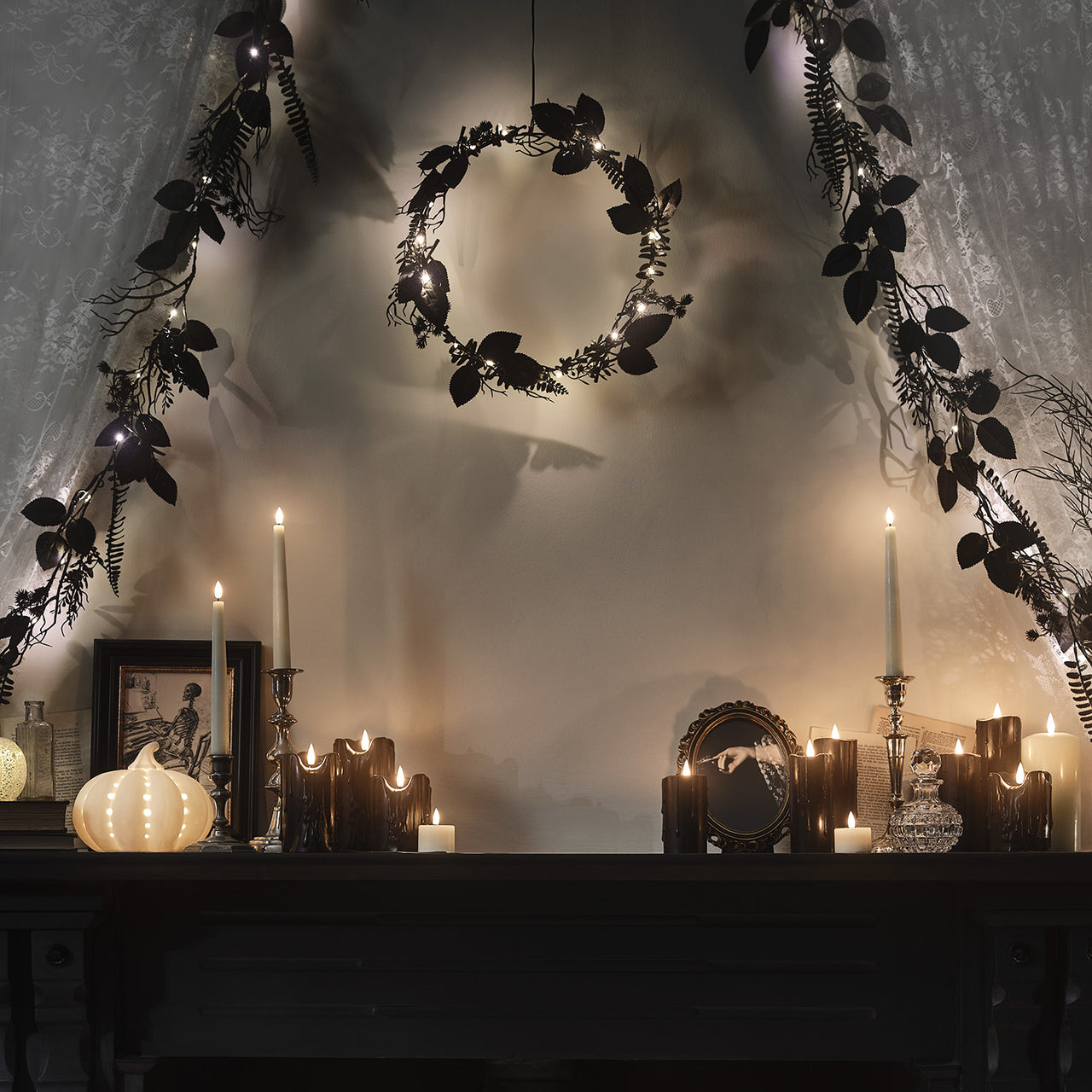 HA25012_1_8m-halloweengirlande-schwarzes-laub-mit-beleuchtung_6