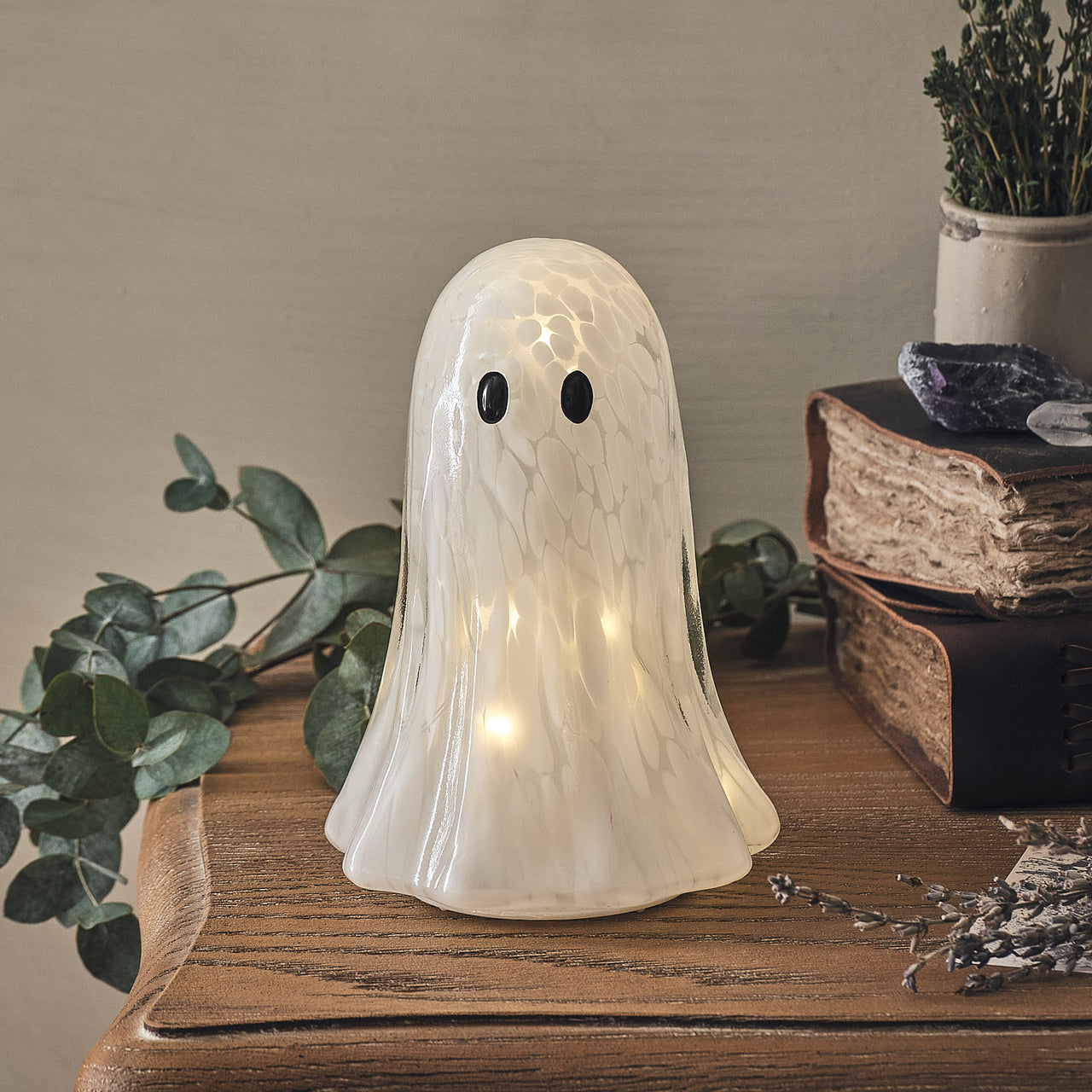Große Gertie LED-Halloween-Geist-Deko aus Konfettiglas auf Kommode