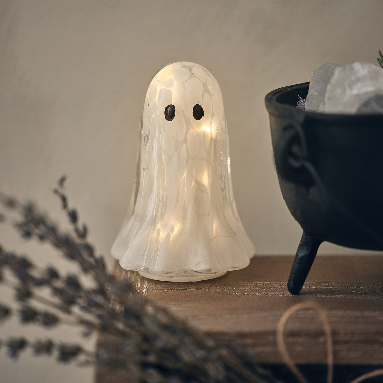 Kleiner Gertie LED-Halloween-Geist aus Konfetti-Glas mit Timer neben Hexenkessel