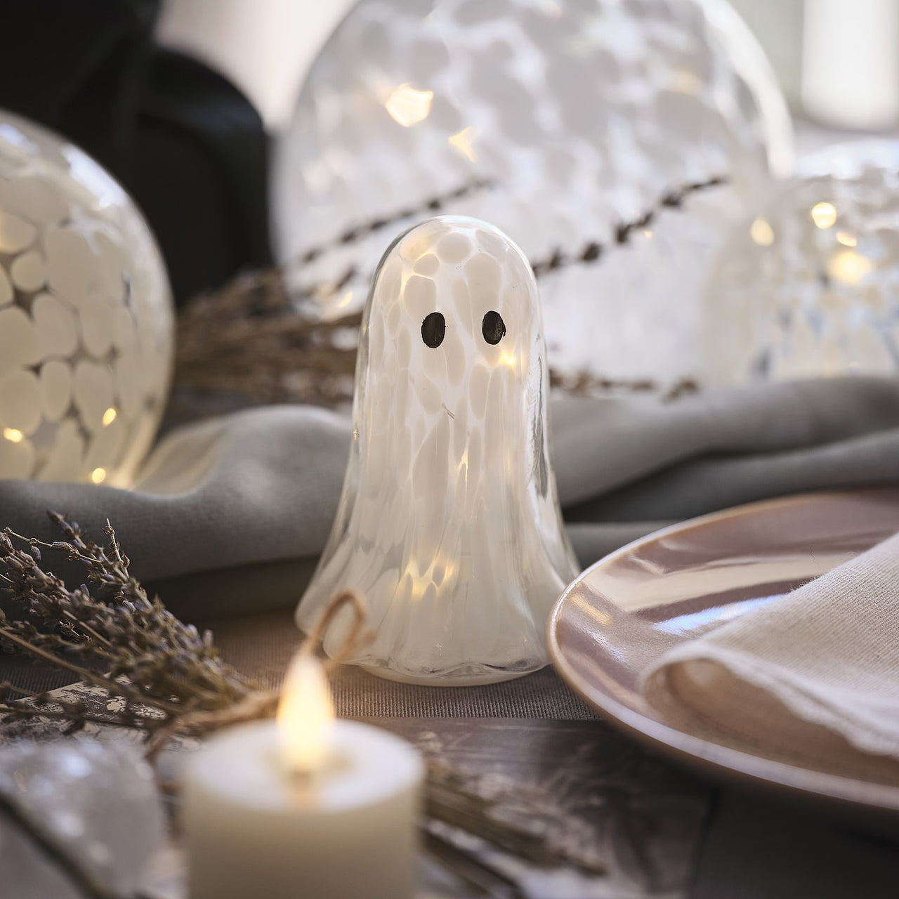 Kleiner Gertie LED-Halloween-Geist aus Konfetti-Glas mit Timer auf dem Tisch