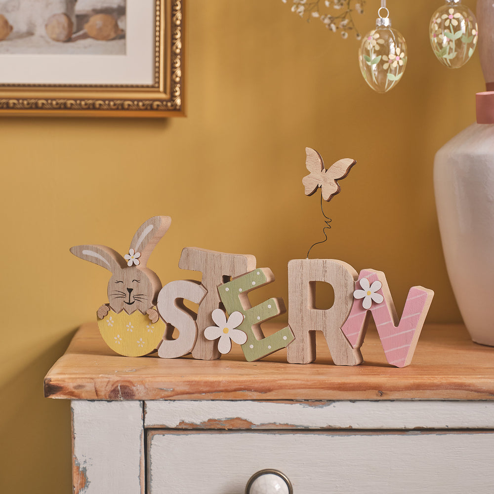 Pastellfarbener Osterschriftzug mit Hase & Schmetterling aus Holz