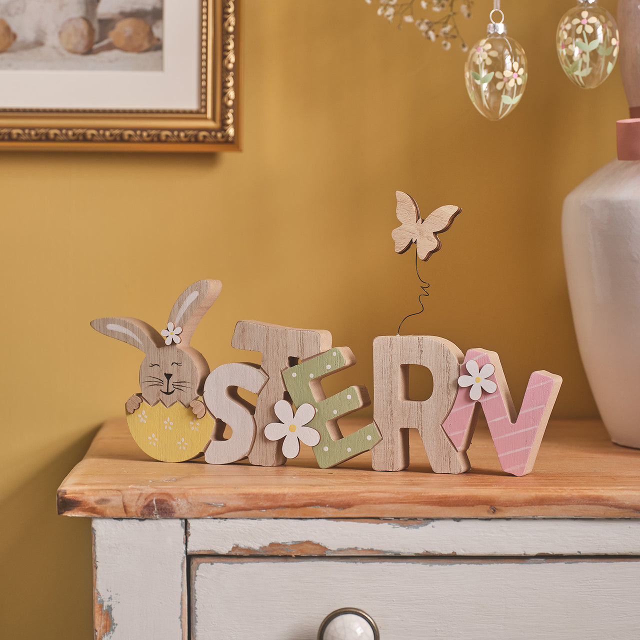 Pastellfarbener Osterschriftzug mit Hase & Schmetterling aus Holz