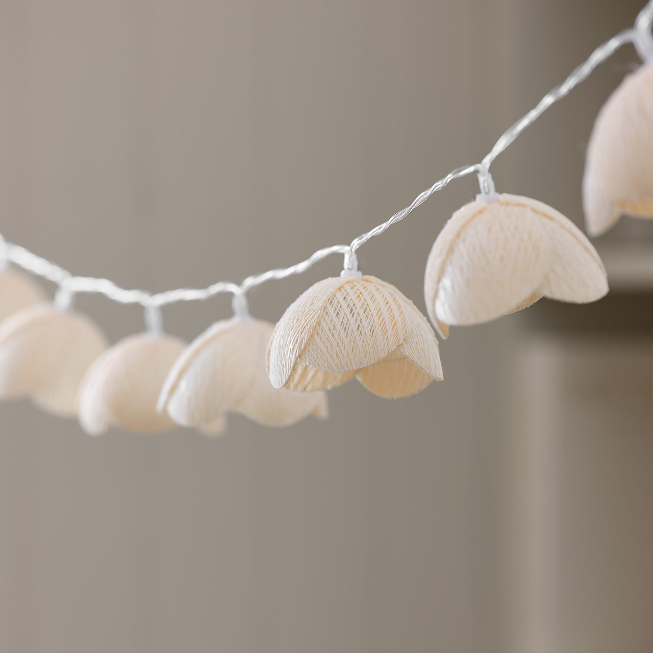 LED-Wiesenblumen-Lichterkette mit Timer in Warmweiß