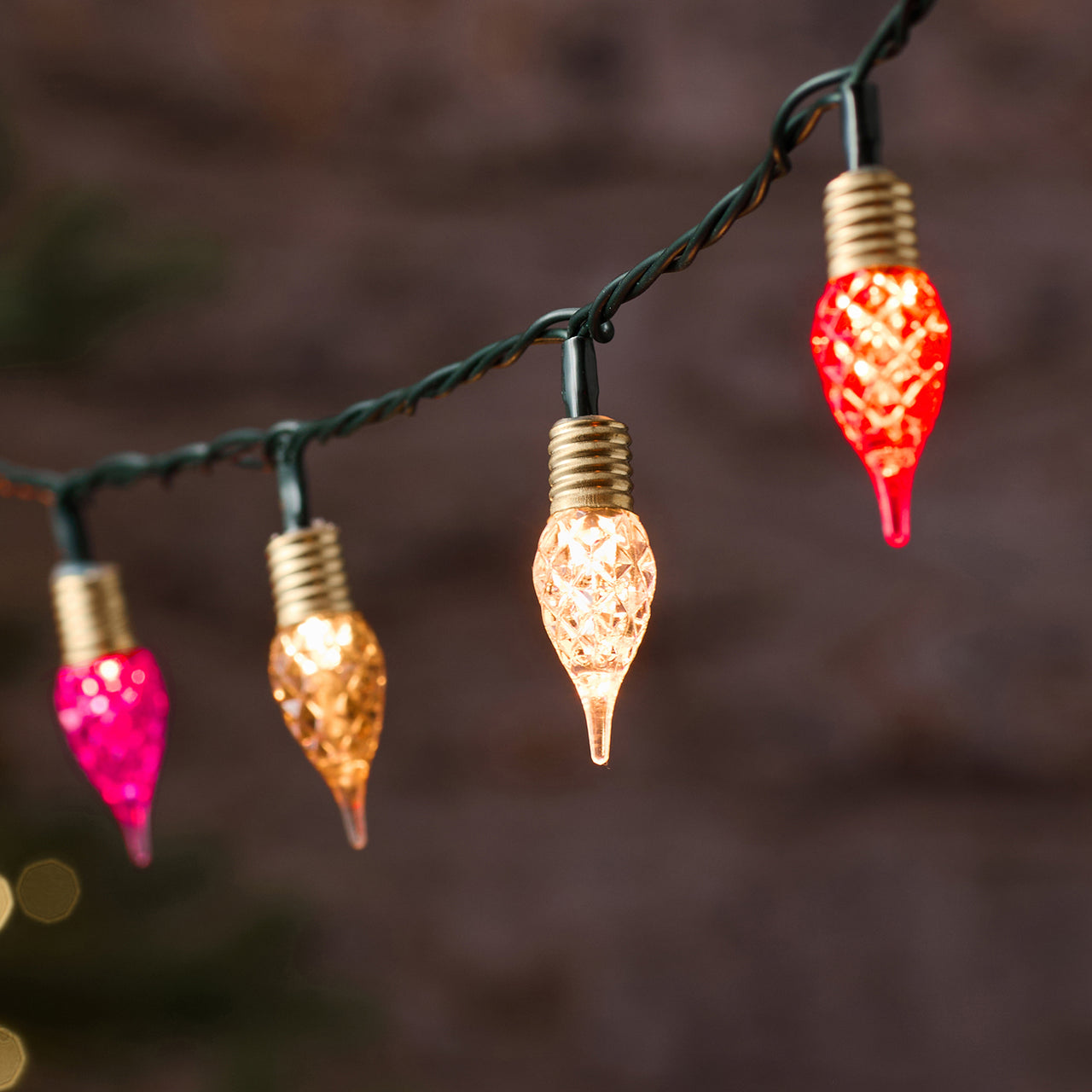 Rote Vintage LED-Lichterkette in Tropfenform mit Twinkle-Effekt und grünem Kabel close up