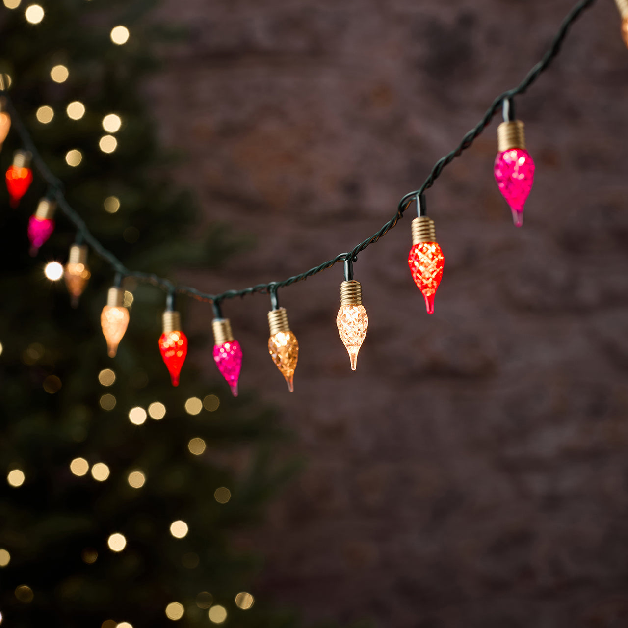 Rote Vintage LED-Lichterkette in Tropfenform mit Twinkle-Effekt und grünem Kabel beleuchtet
